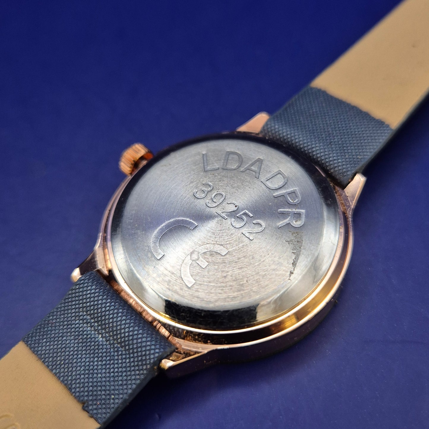 Elegante LDA DPR Damen Uhr – Modernes Design mit dunkelblauem Band