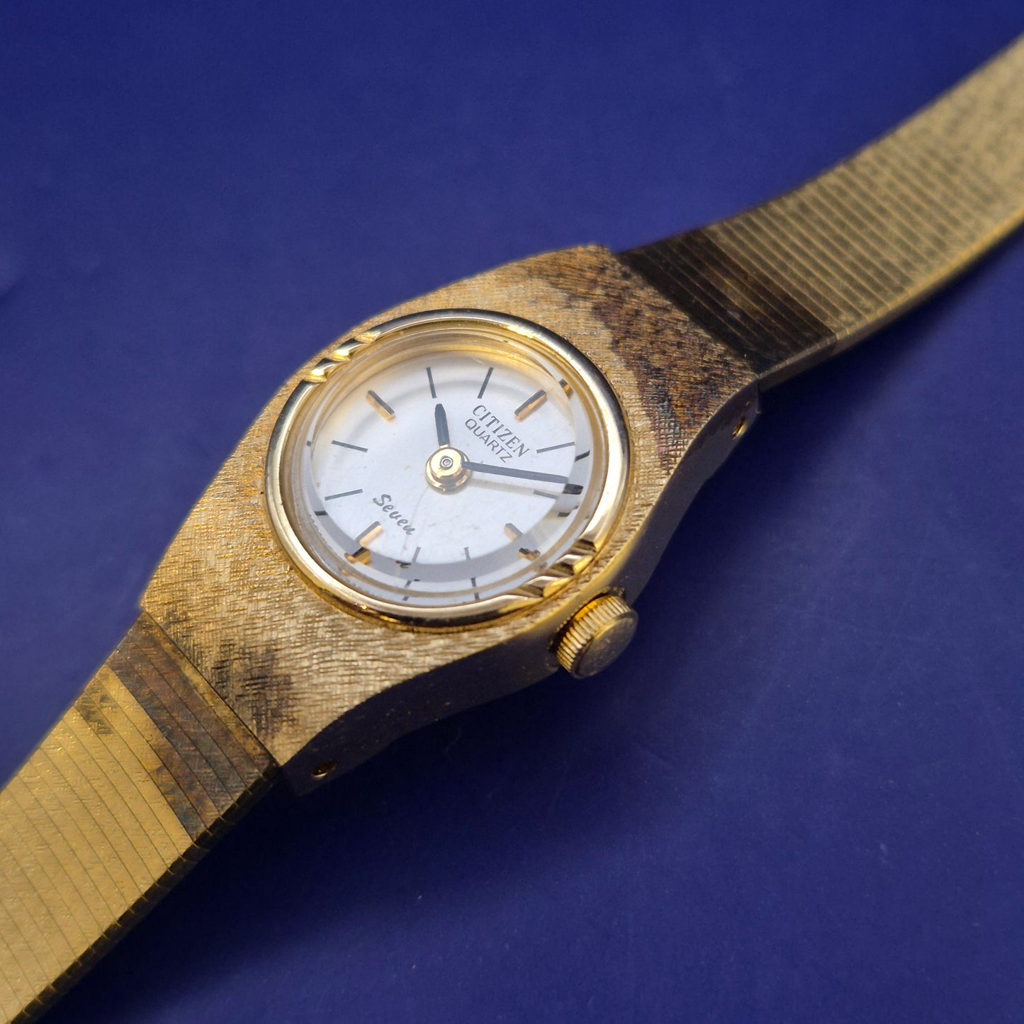 Vintage Citizen Seven Damen Uhr – Goldfarbener Klassiker mit Strukturmuster