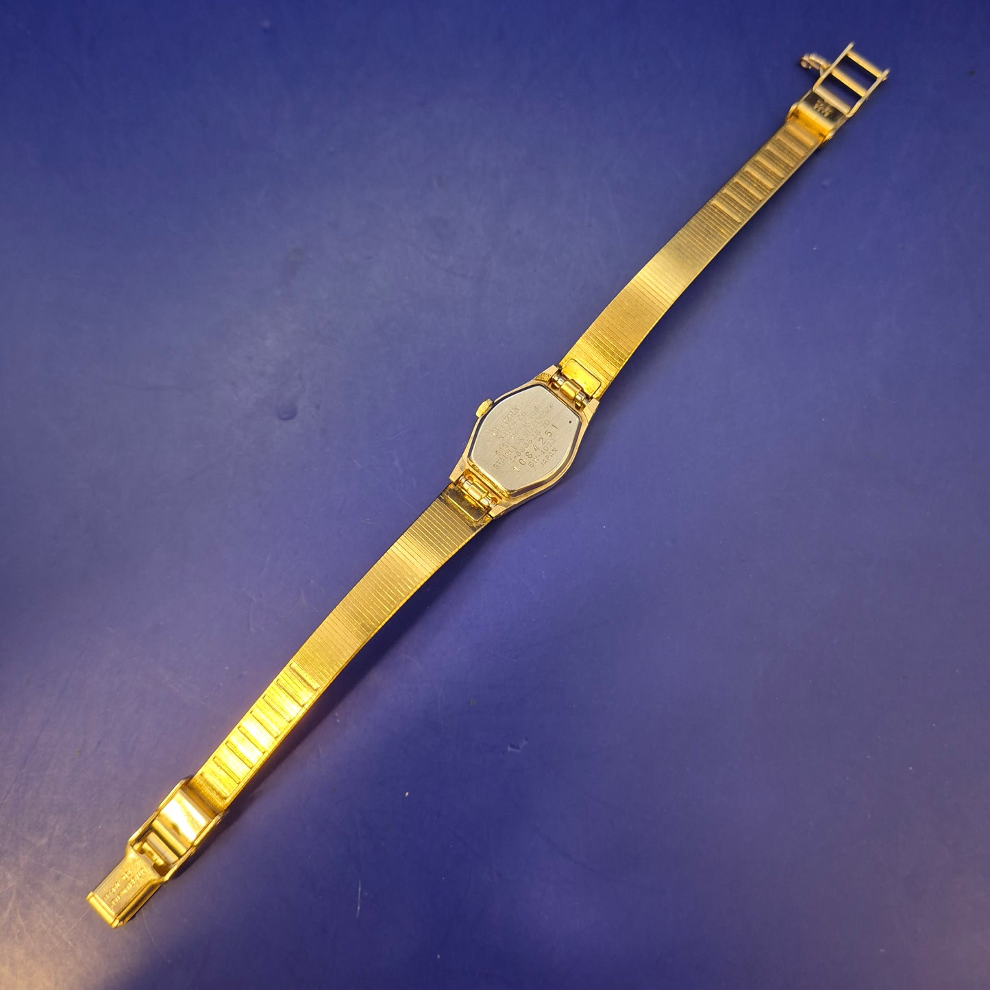 Vintage Citizen Seven Damen Uhr – Goldfarbener Klassiker mit Strukturmuster