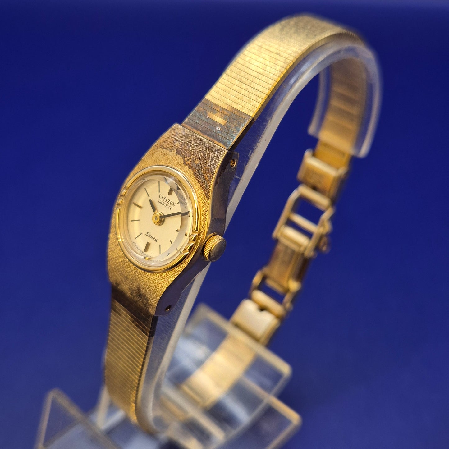 Vintage Citizen Seven Damen Uhr – Goldfarbener Klassiker mit Strukturmuster