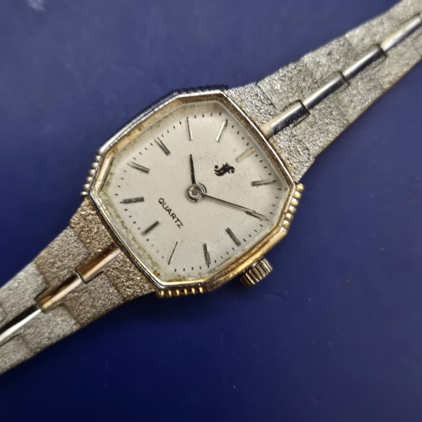 Elegante JF Damen Uhr – Vintage-Stil mit strukturierter Optik