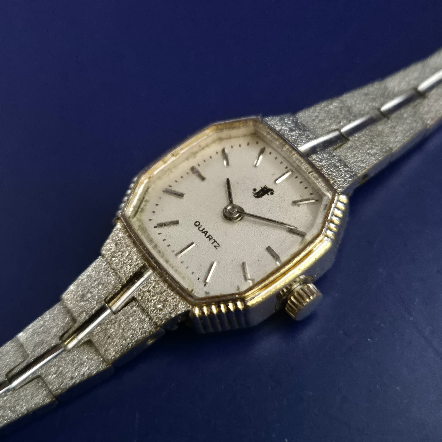 Elegante JF Damen Uhr – Vintage-Stil mit strukturierter Optik