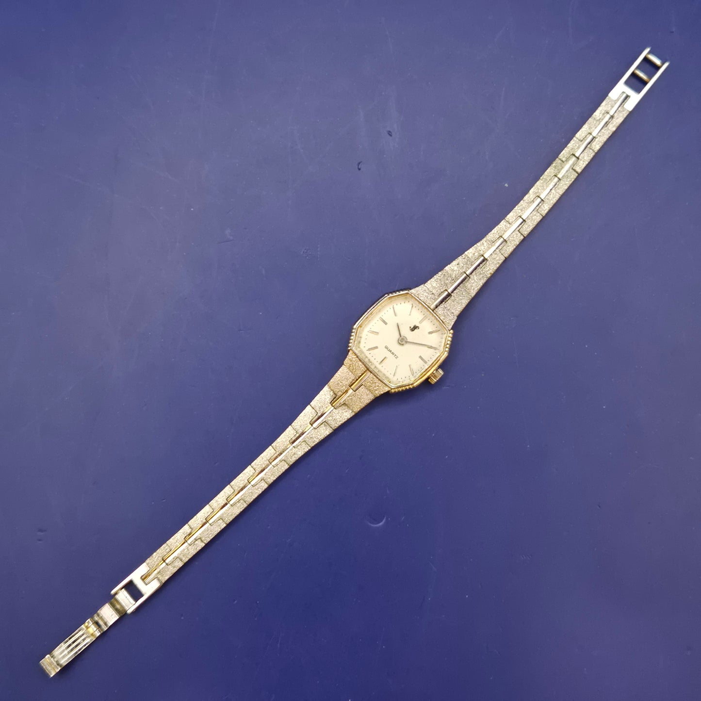 Elegante JF Damen Uhr – Vintage-Stil mit strukturierter Optik