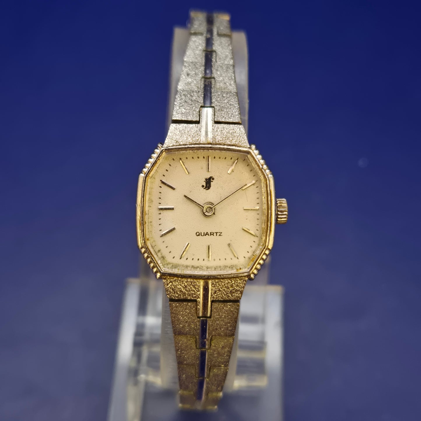Elegante JF Damen Uhr – Vintage-Stil mit strukturierter Optik