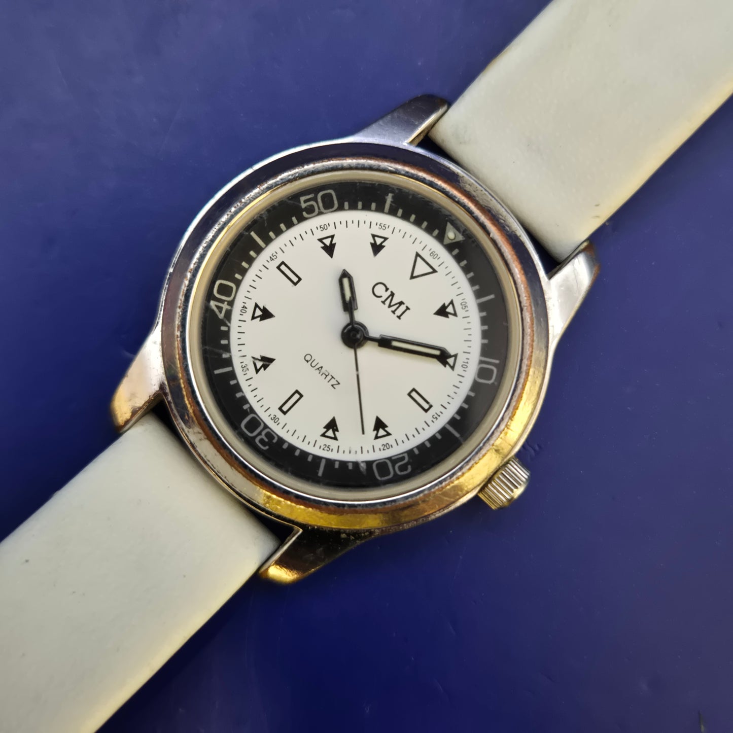Sportliche CMI Damen Uhr – Robustes Design in Weiß und Silber