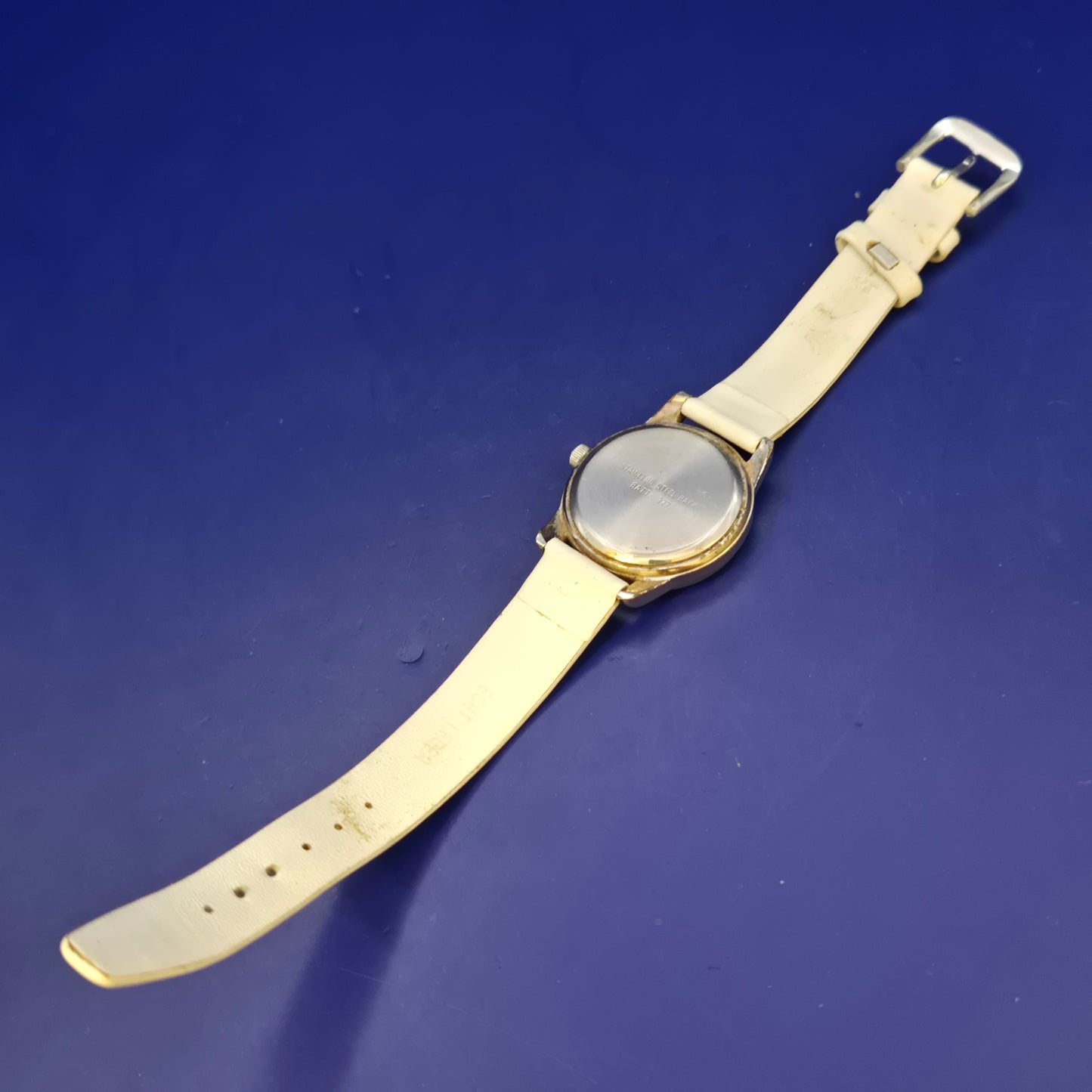 Sportliche CMI Damen Uhr – Robustes Design in Weiß und Silber
