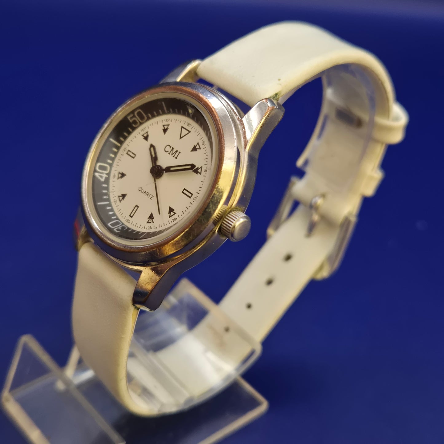 Sportliche CMI Damen Uhr – Robustes Design in Weiß und Silber