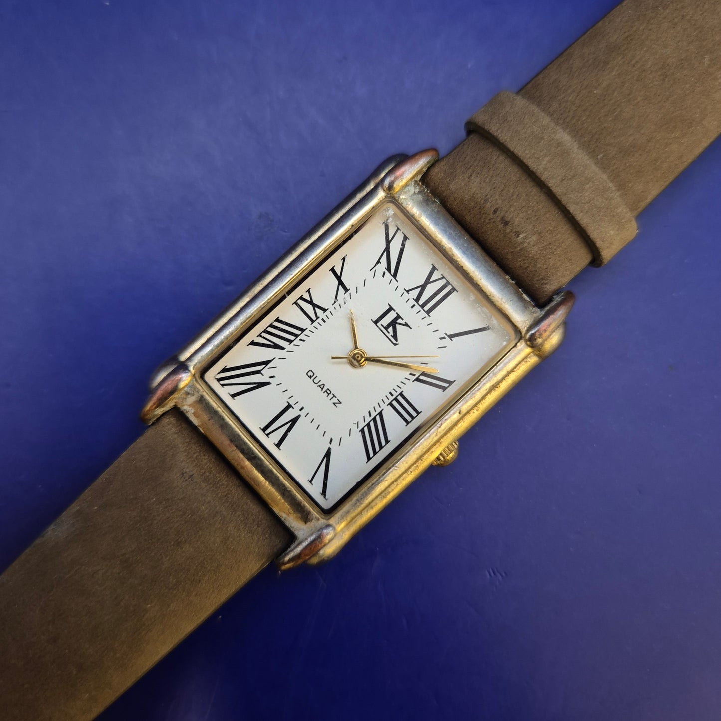 Klassische IK Damen Uhr – Rechteckiges Design mit Römischen Ziffern