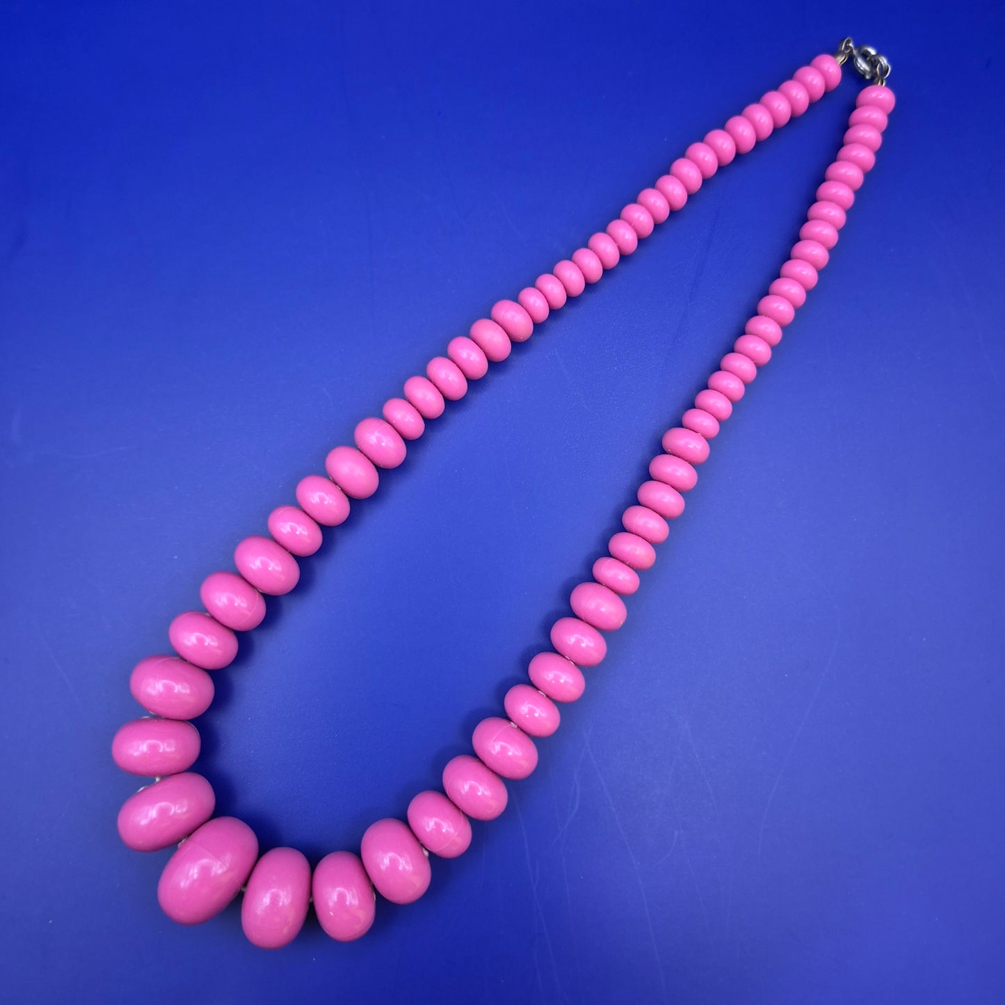 Modische Damen Kette in leuchtendem Pink – Stylischer Vintage Look