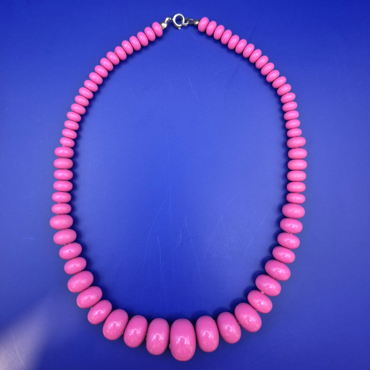 Modische Damen Kette in leuchtendem Pink – Stylischer Vintage Look