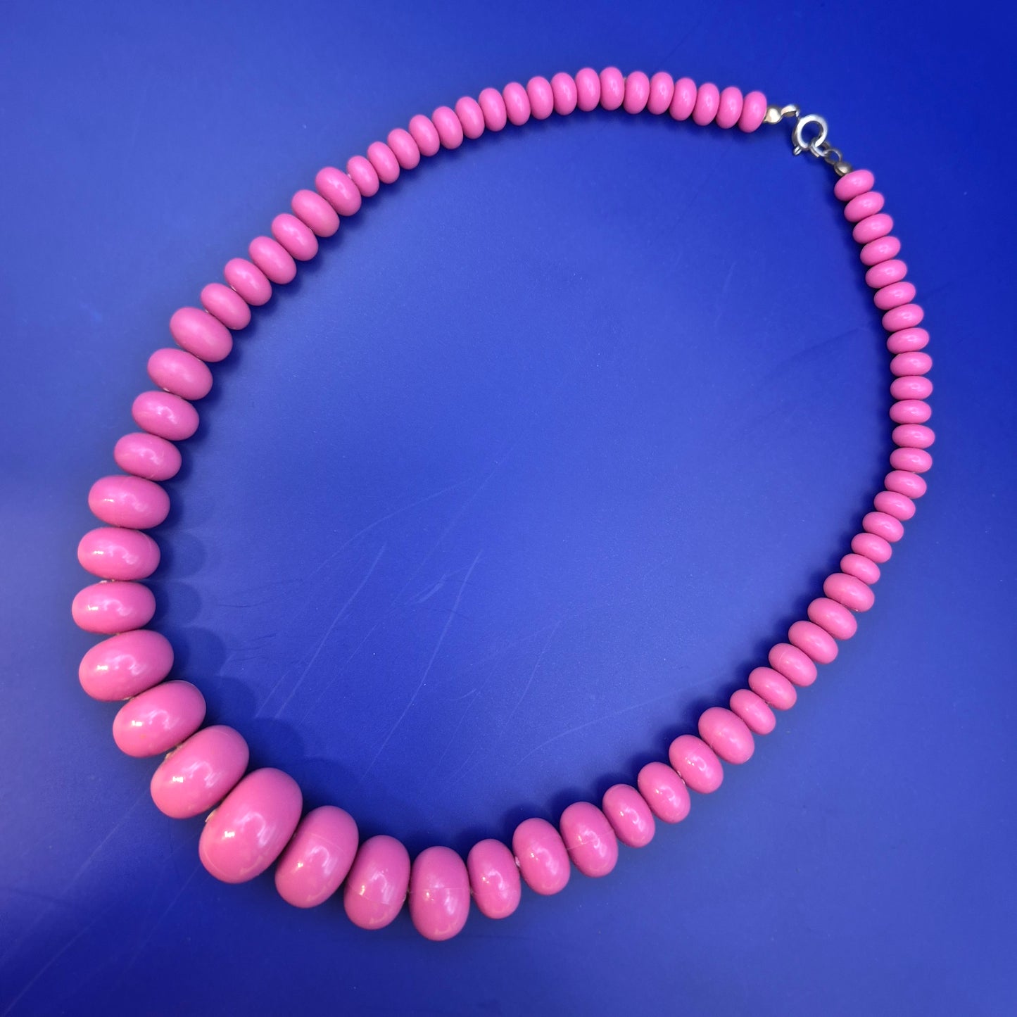 Modische Damen Kette in leuchtendem Pink – Stylischer Vintage Look