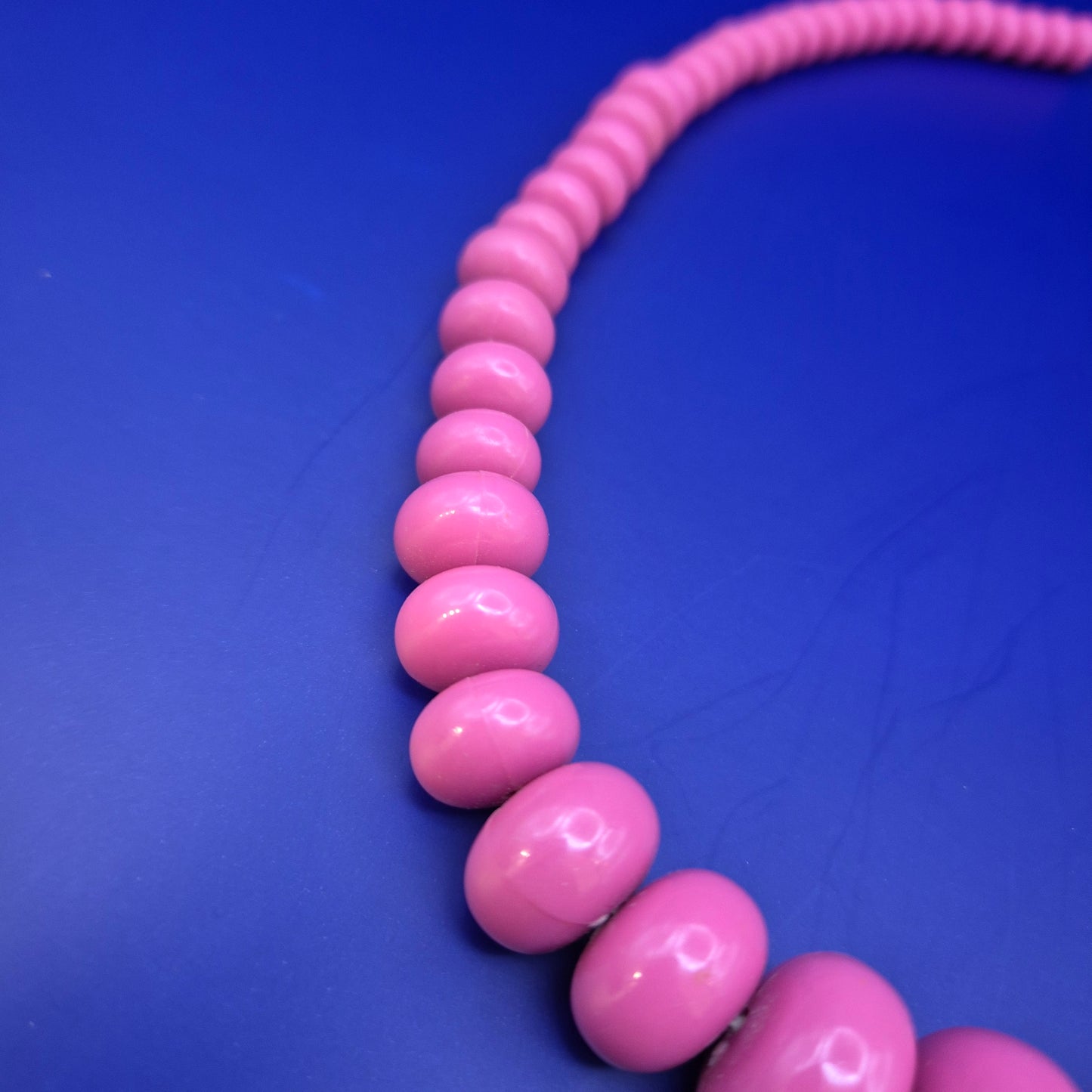 Modische Damen Kette in leuchtendem Pink – Stylischer Vintage Look