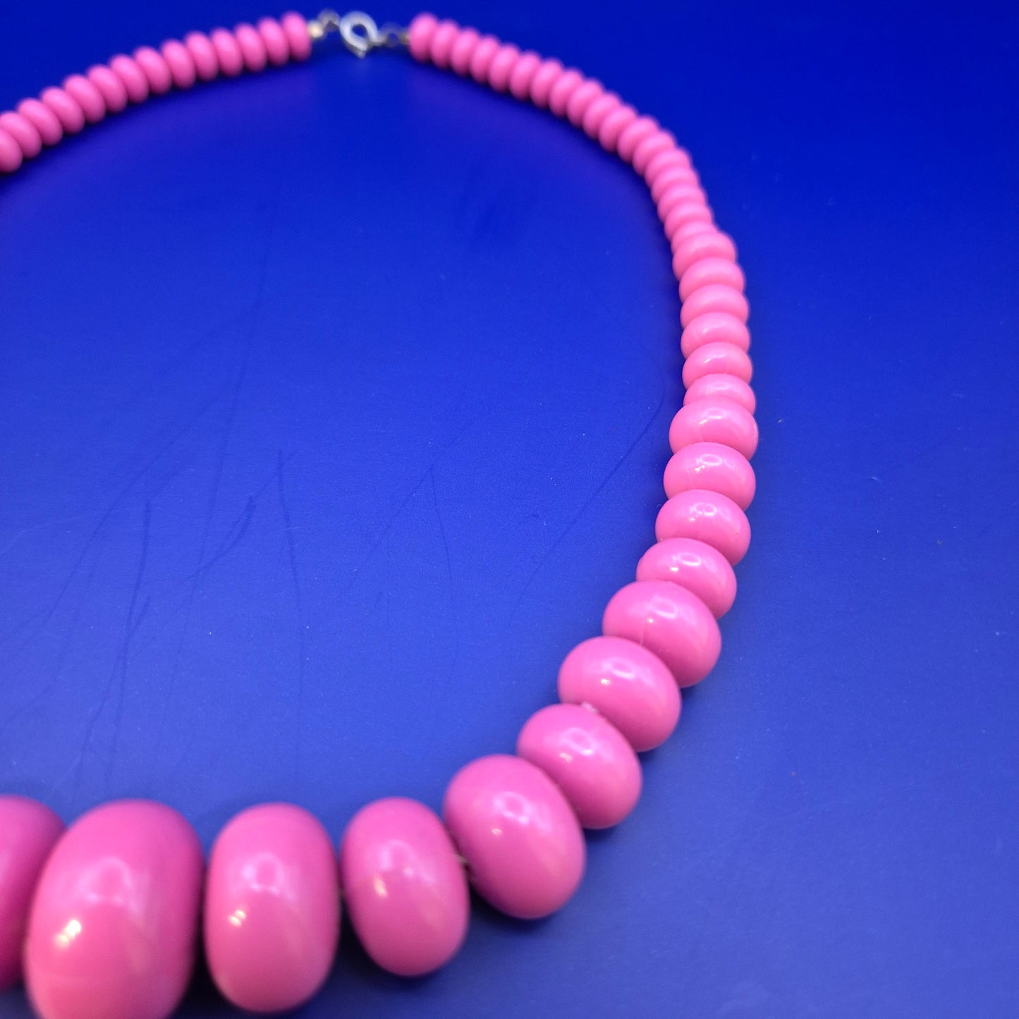 Modische Damen Kette in leuchtendem Pink – Stylischer Vintage Look