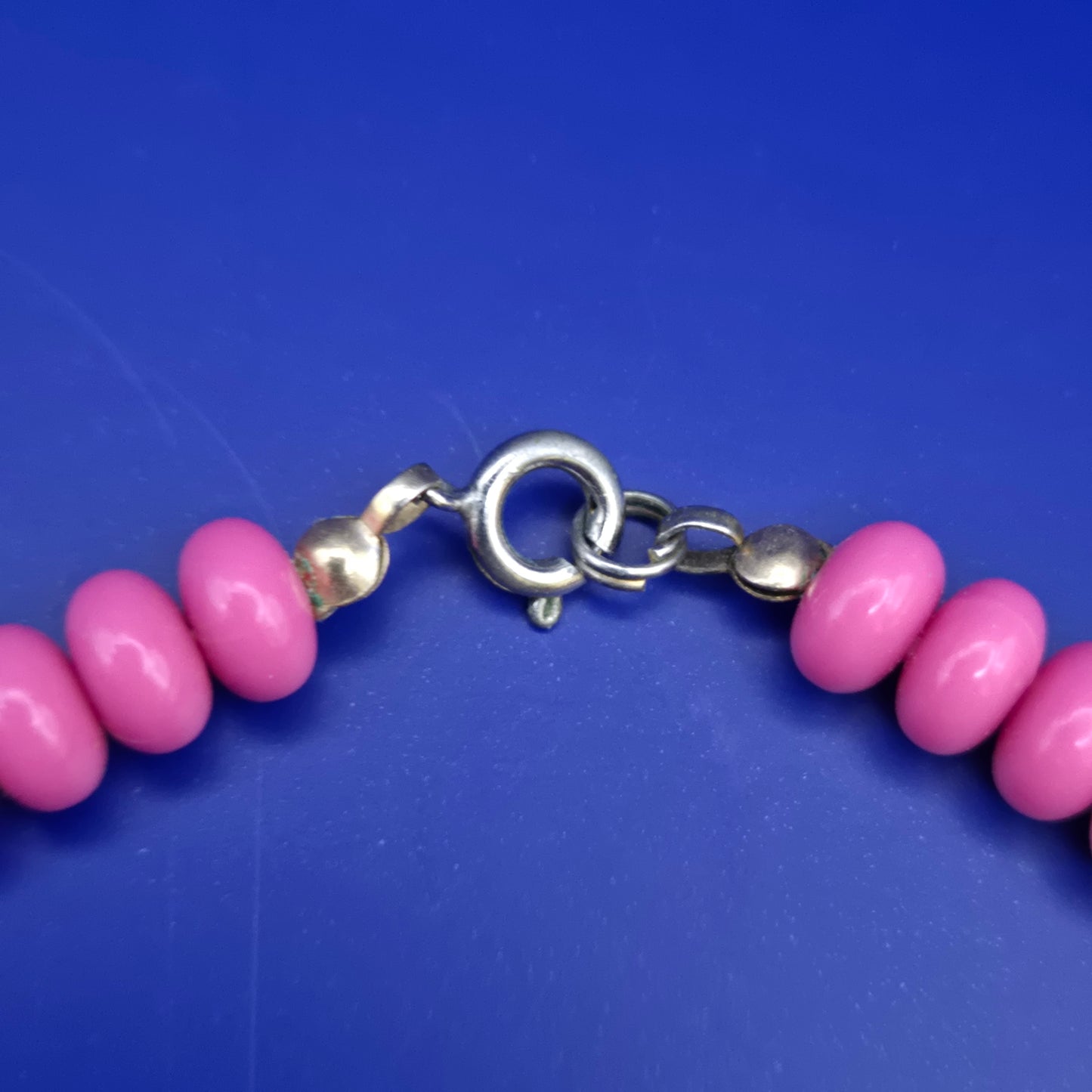 Modische Damen Kette in leuchtendem Pink – Stylischer Vintage Look