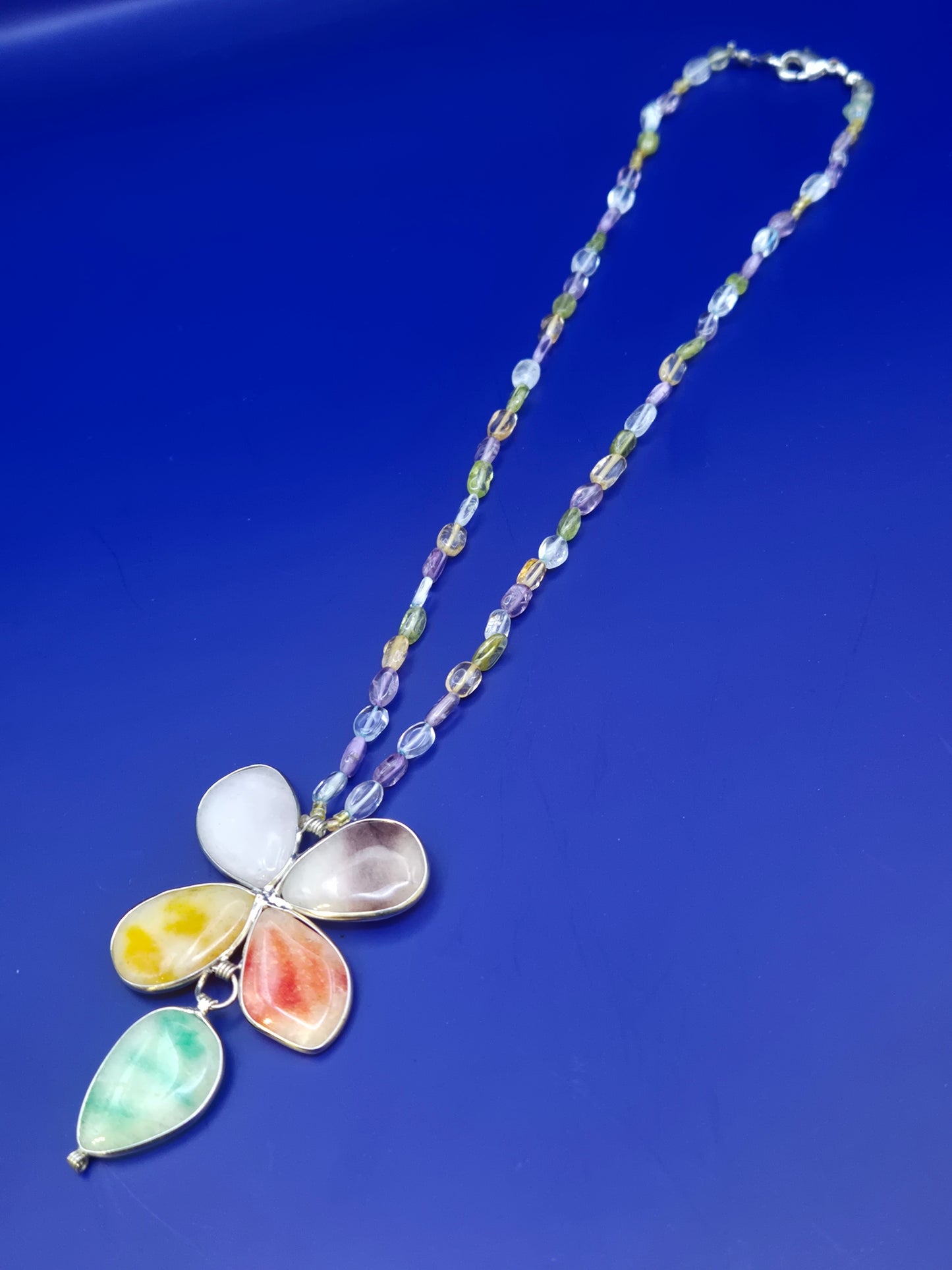 Bunte Stein Blumen Hals Kette – Farbenfrohes Design mit Anhänger