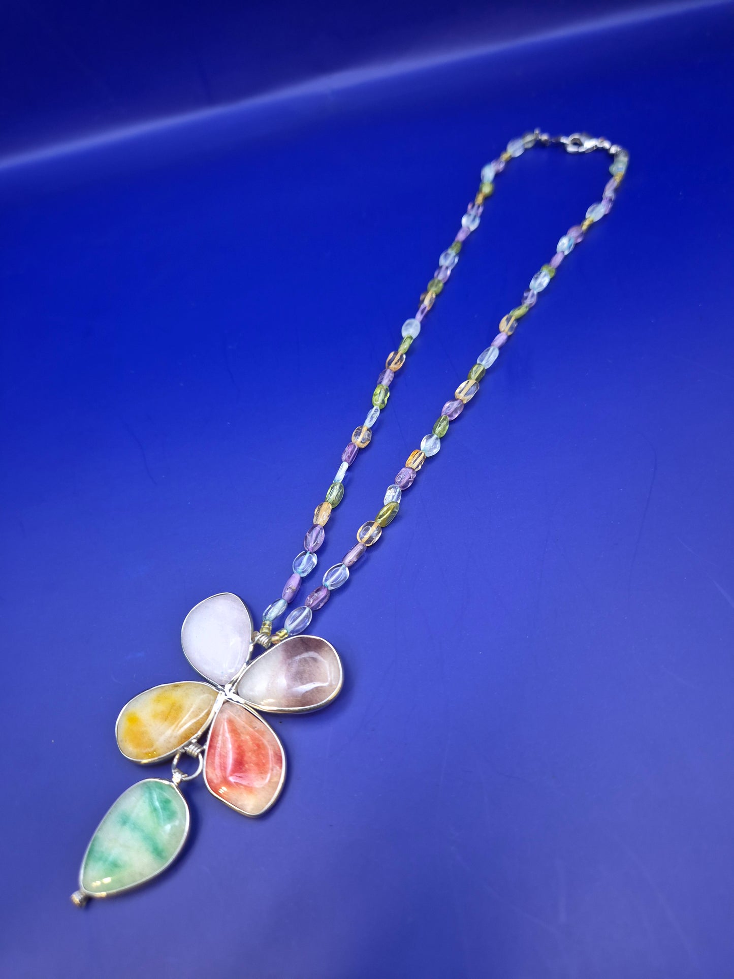 Bunte Stein Blumen Hals Kette – Farbenfrohes Design mit Anhänger