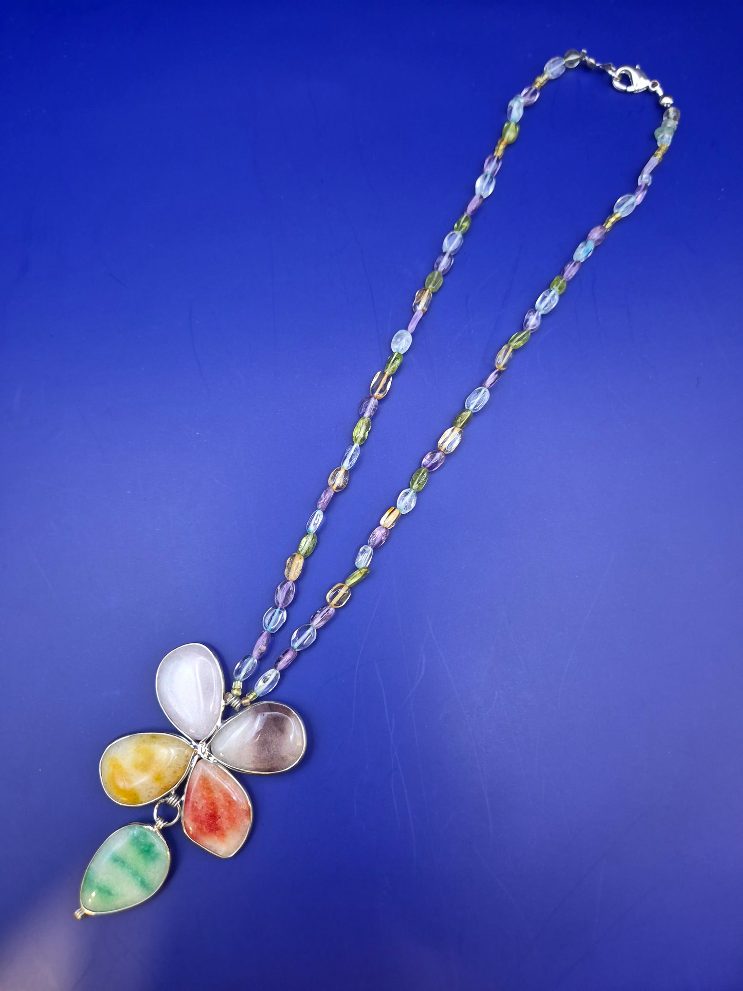 Bunte Stein Blumen Hals Kette – Farbenfrohes Design mit Anhänger