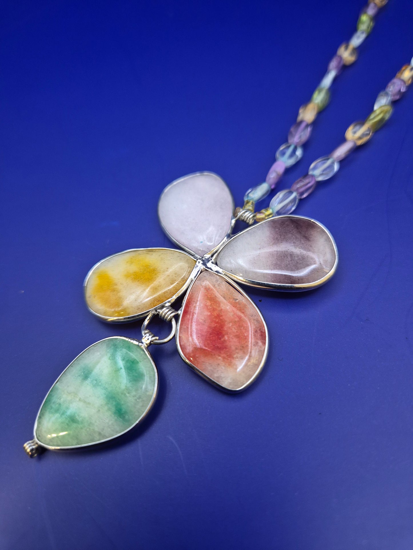 Bunte Stein Blumen Hals Kette – Farbenfrohes Design mit Anhänger