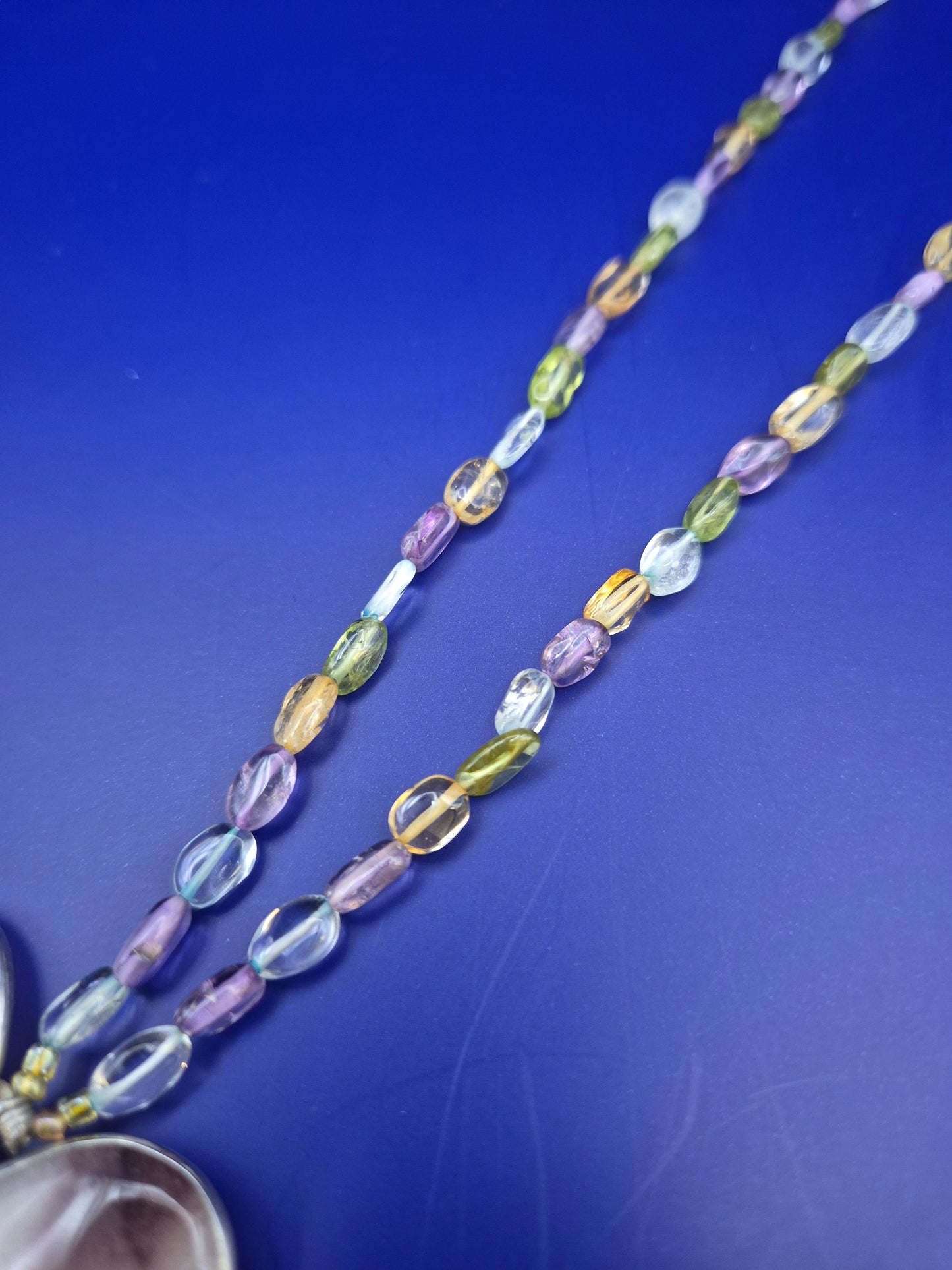 Bunte Stein Blumen Hals Kette – Farbenfrohes Design mit Anhänger