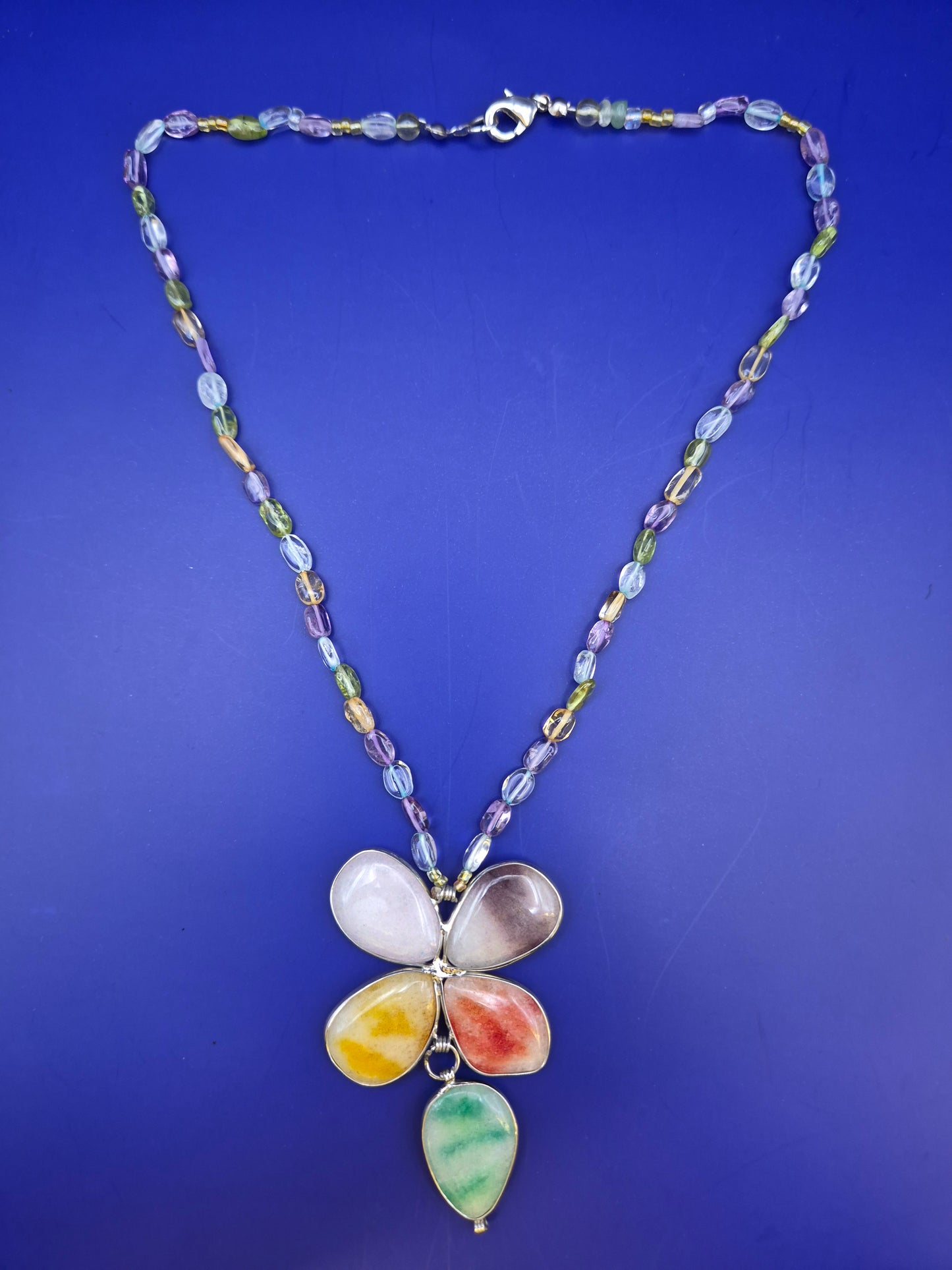 Bunte Stein Blumen Hals Kette – Farbenfrohes Design mit Anhänger