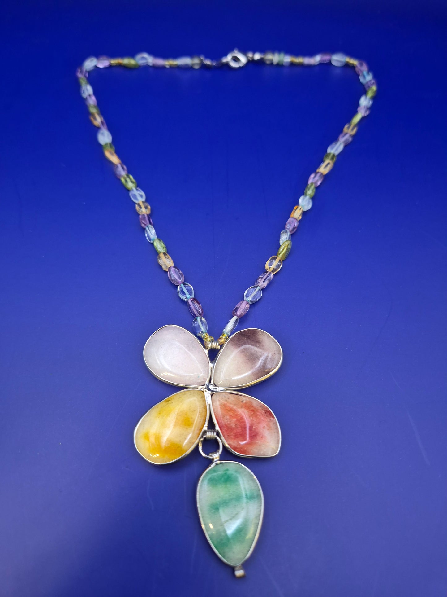 Bunte Stein Blumen Hals Kette – Farbenfrohes Design mit Anhänger