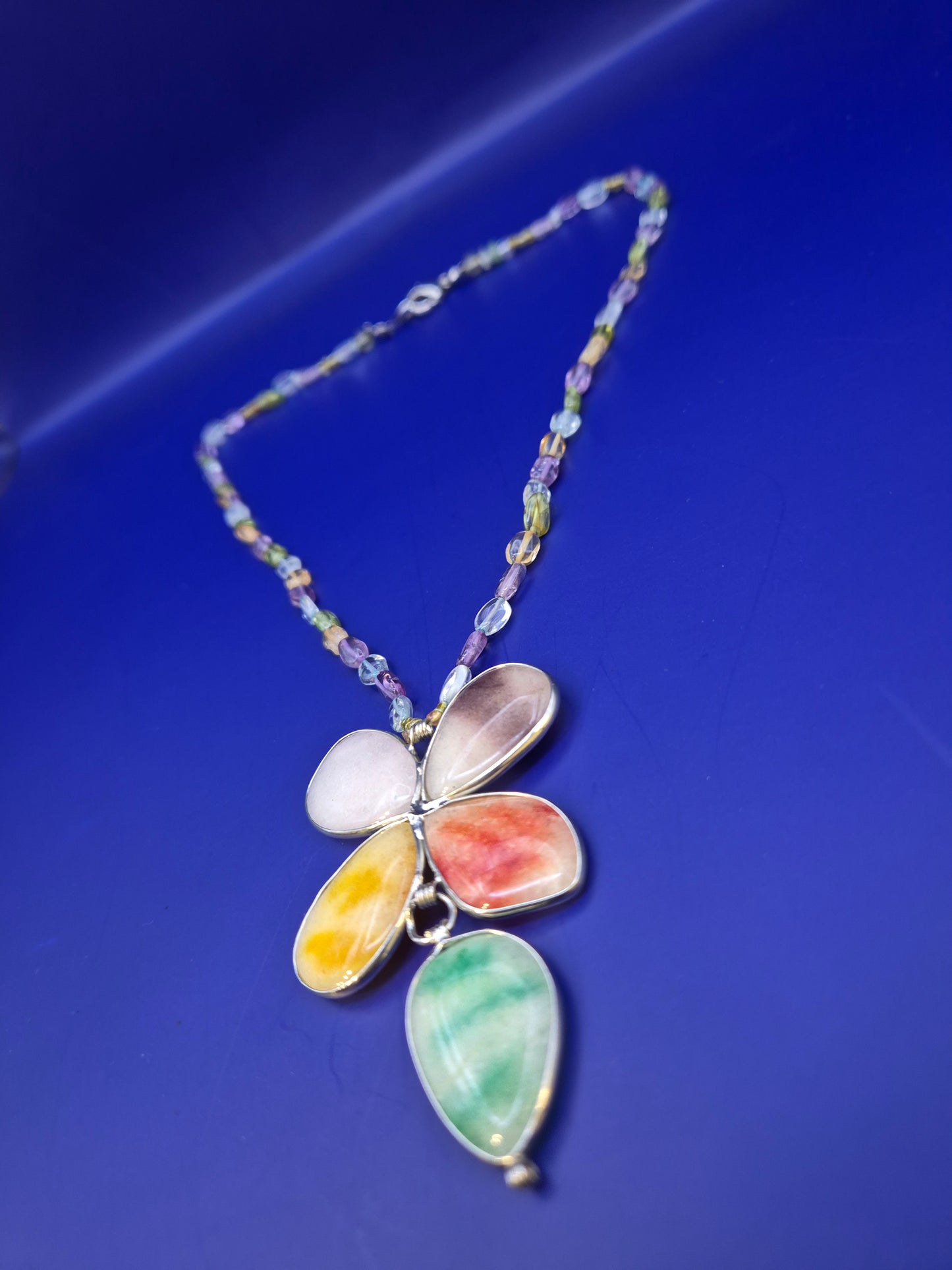Bunte Stein Blumen Hals Kette – Farbenfrohes Design mit Anhänger