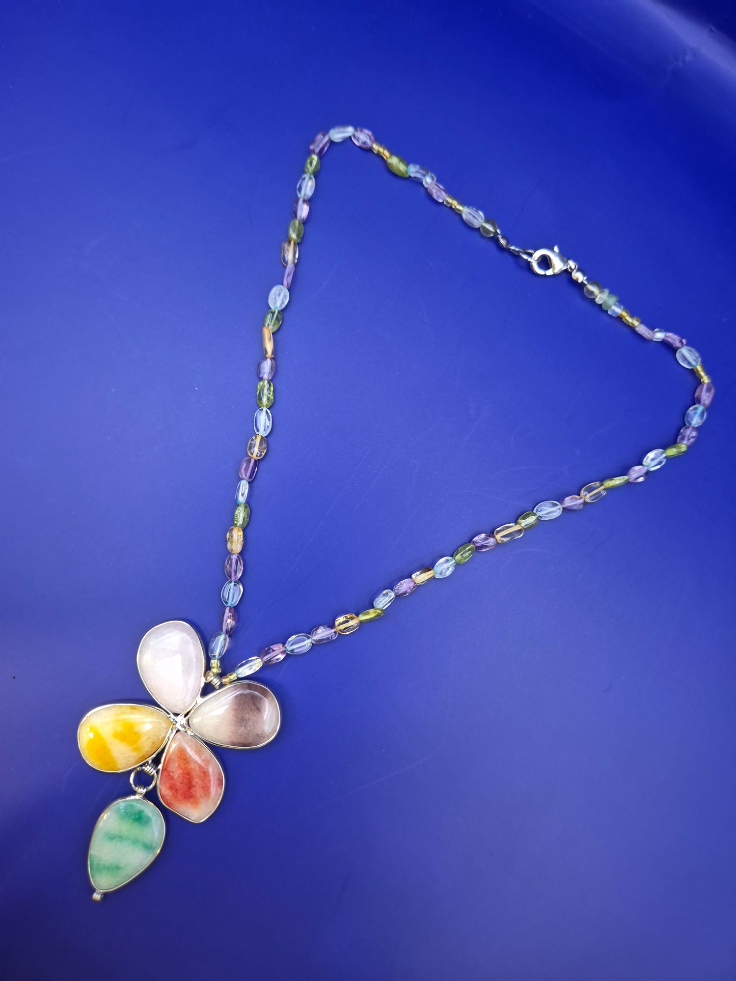 Bunte Stein Blumen Hals Kette – Farbenfrohes Design mit Anhänger