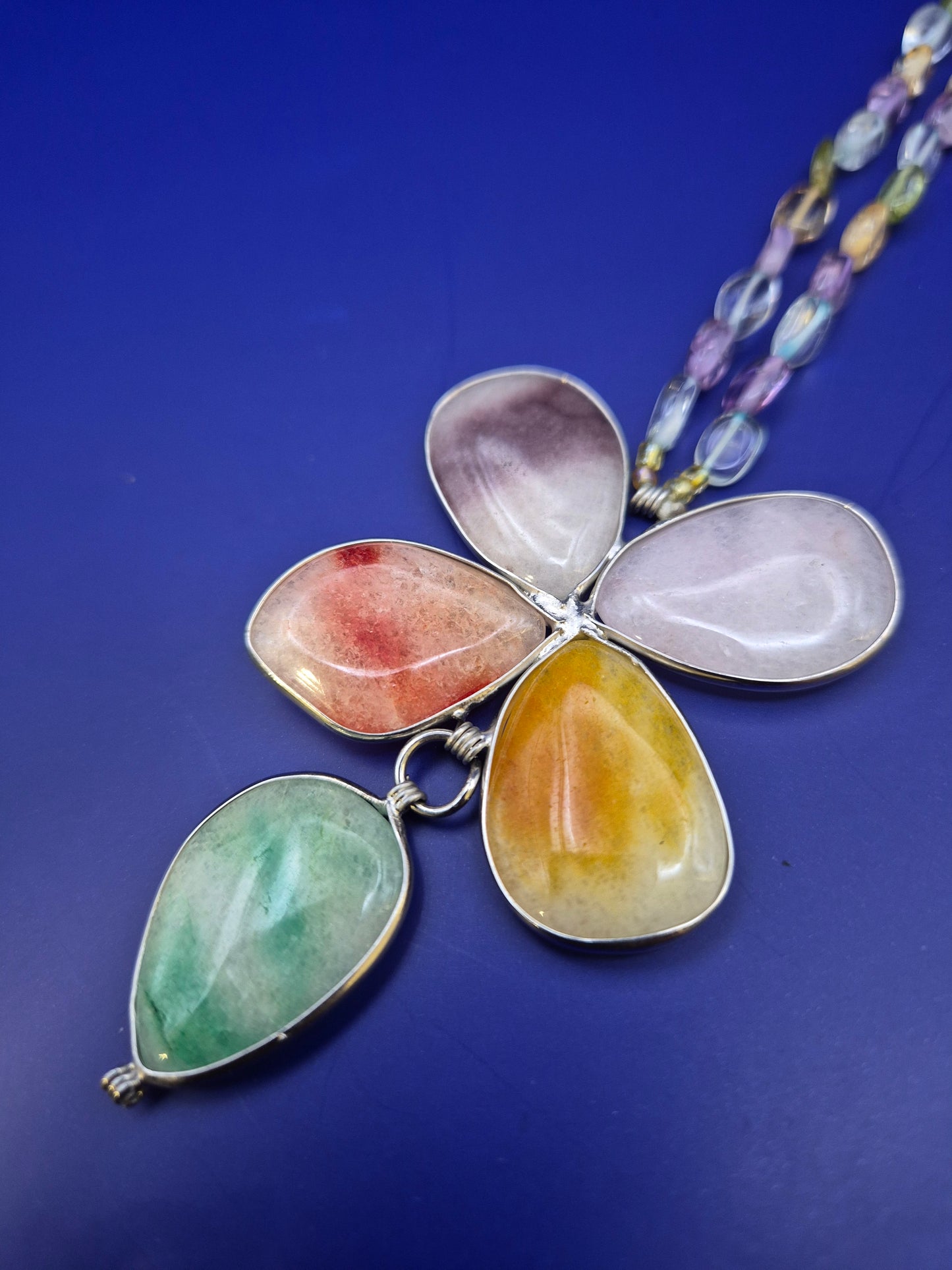 Bunte Stein Blumen Hals Kette – Farbenfrohes Design mit Anhänger