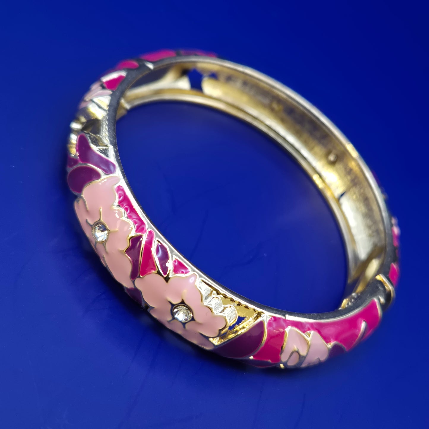 Farbenfroher Damen Armreif mit Blumenmuster und Schmucksteinen