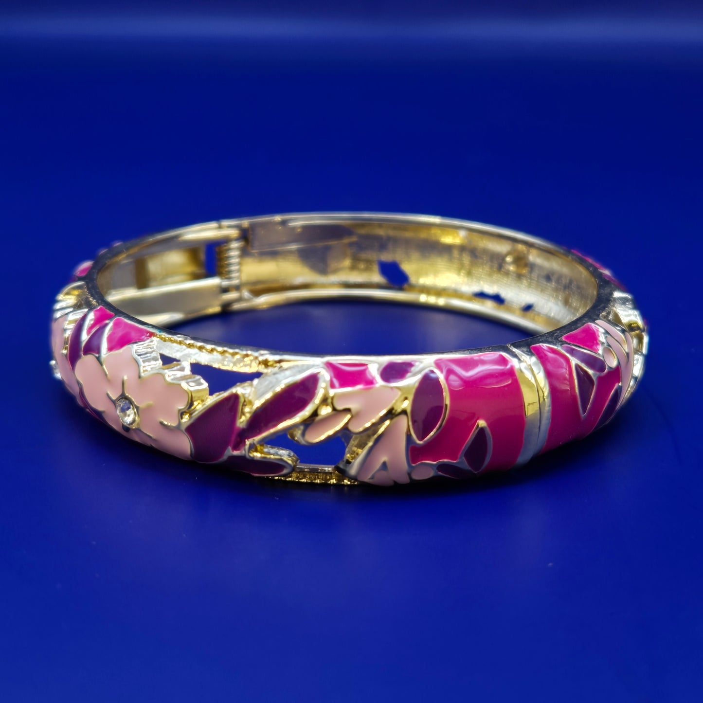 Farbenfroher Damen Armreif mit Blumenmuster und Schmucksteinen