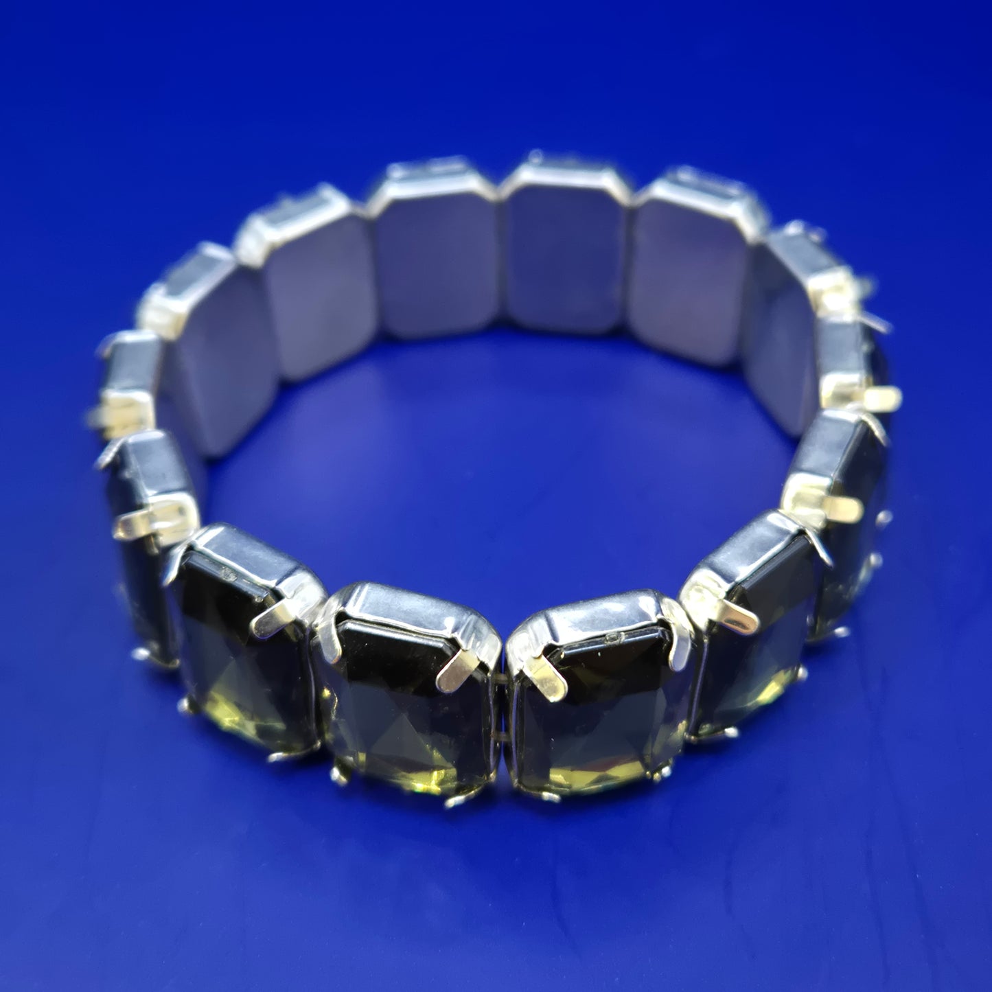 Elegantes Damen Armband mit grünen Schmucksteinen – Modischer Stil