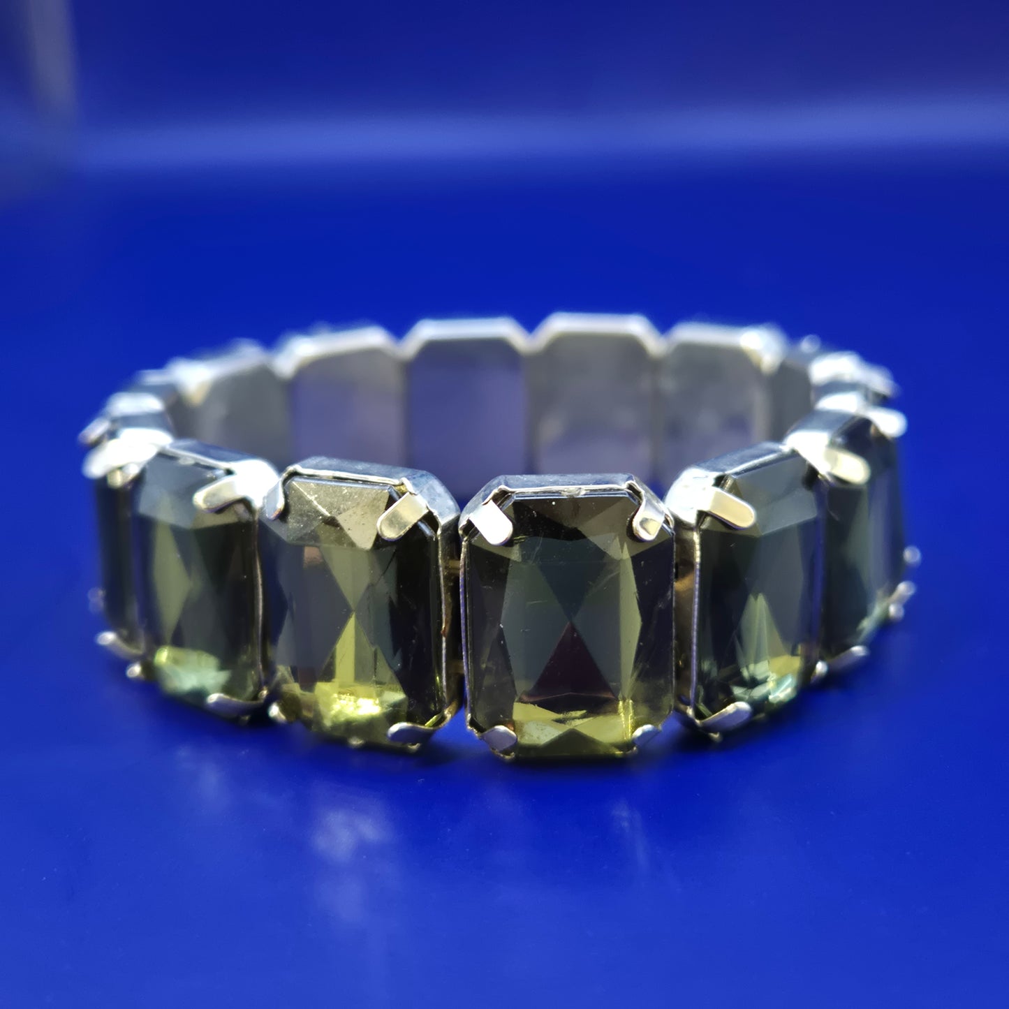 Elegantes Damen Armband mit grünen Schmucksteinen – Modischer Stil