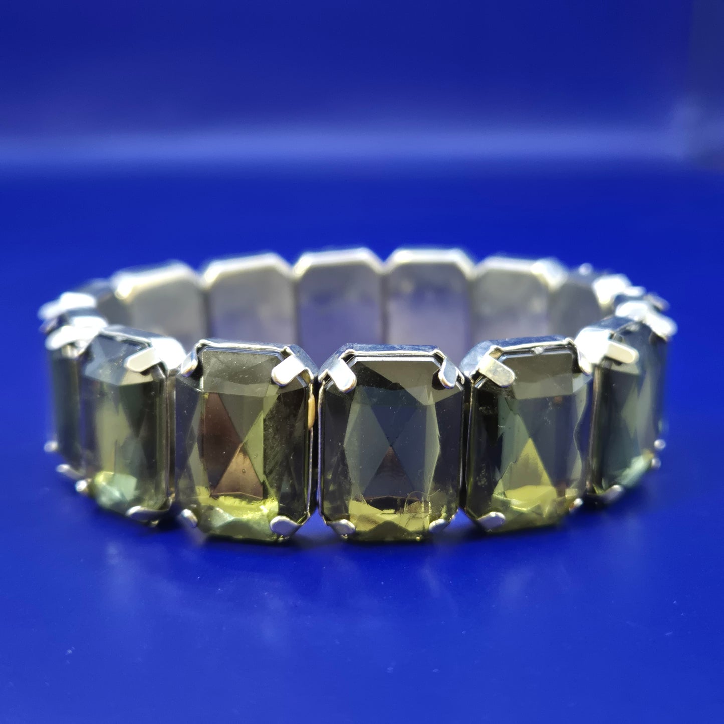 Elegantes Damen Armband mit grünen Schmucksteinen – Modischer Stil