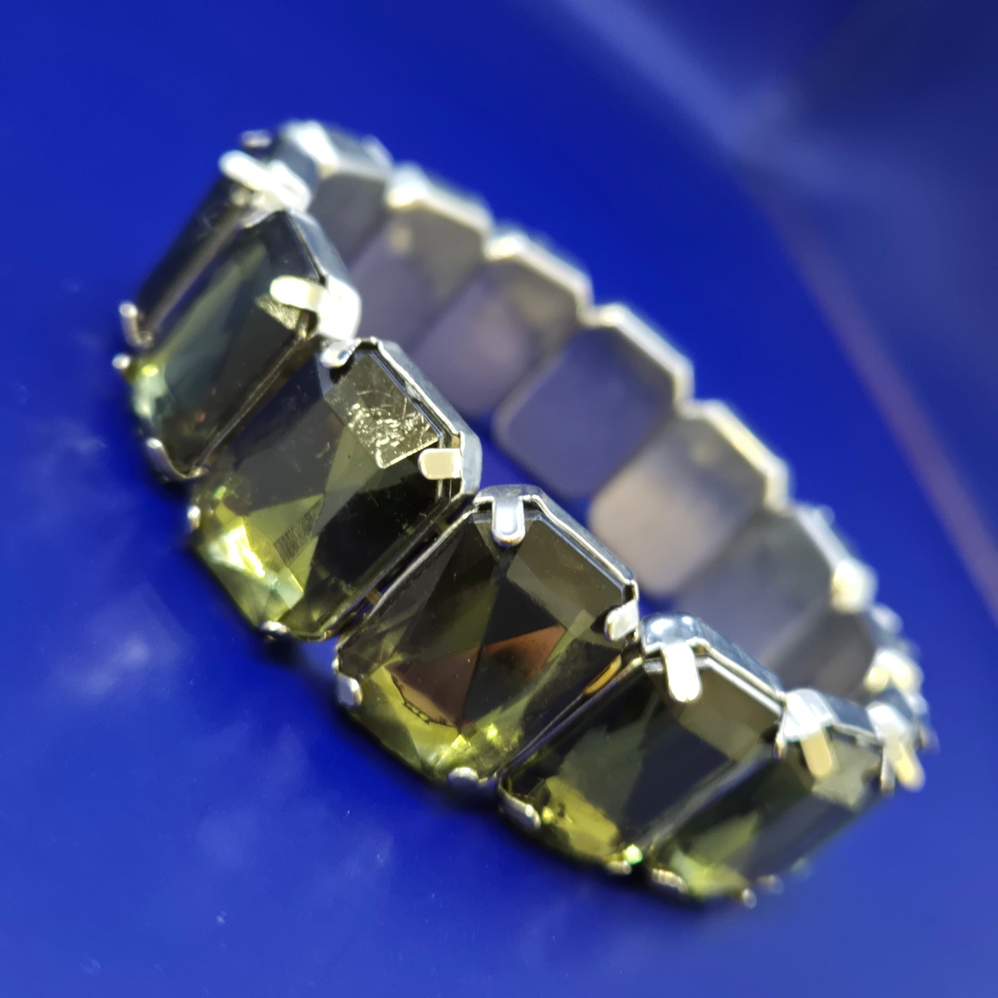 Elegantes Damen Armband mit grünen Schmucksteinen – Modischer Stil