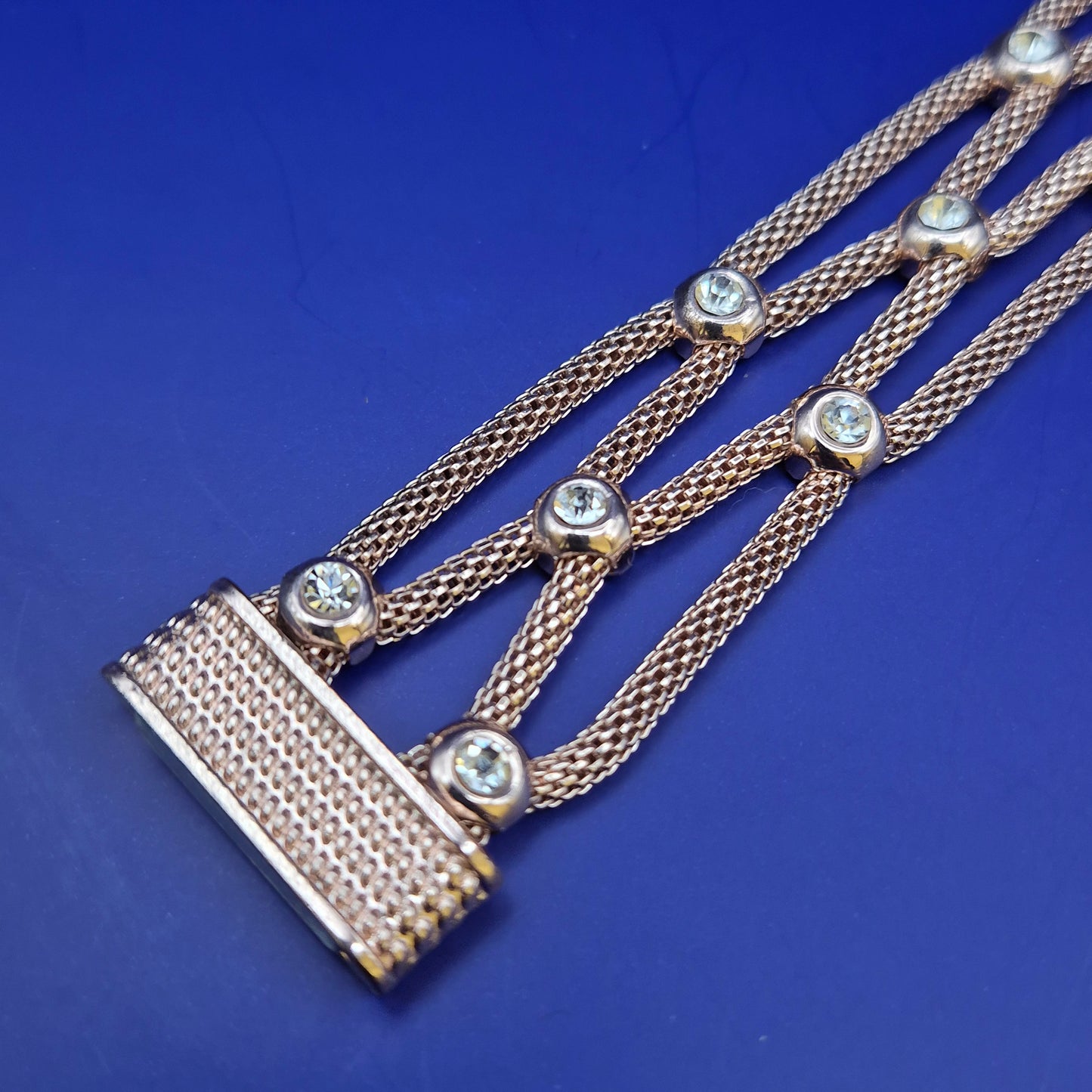 Elegantes Glieder Armband in Roségold-Optik mit funkelnden Steinen