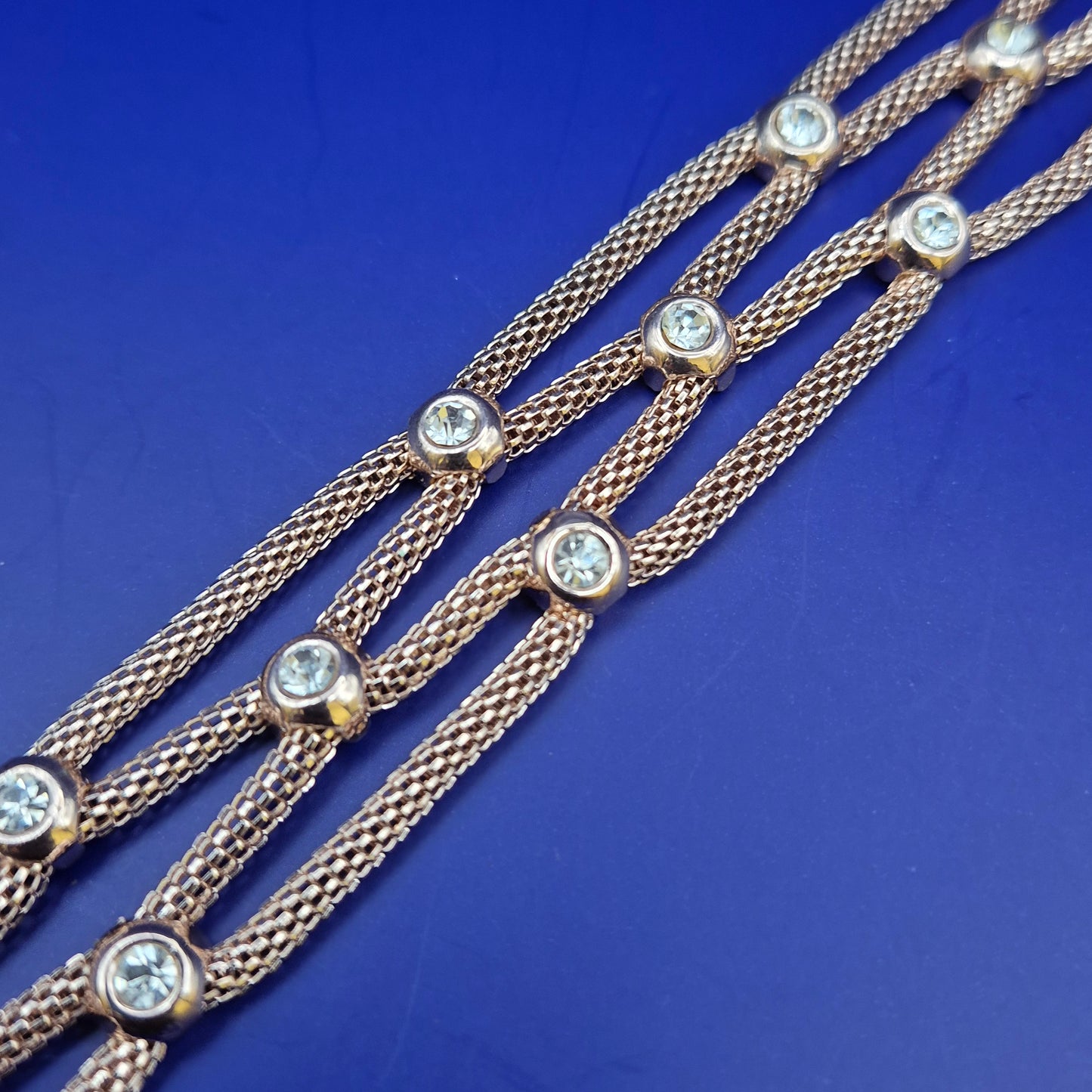 Elegantes Glieder Armband in Roségold-Optik mit funkelnden Steinen