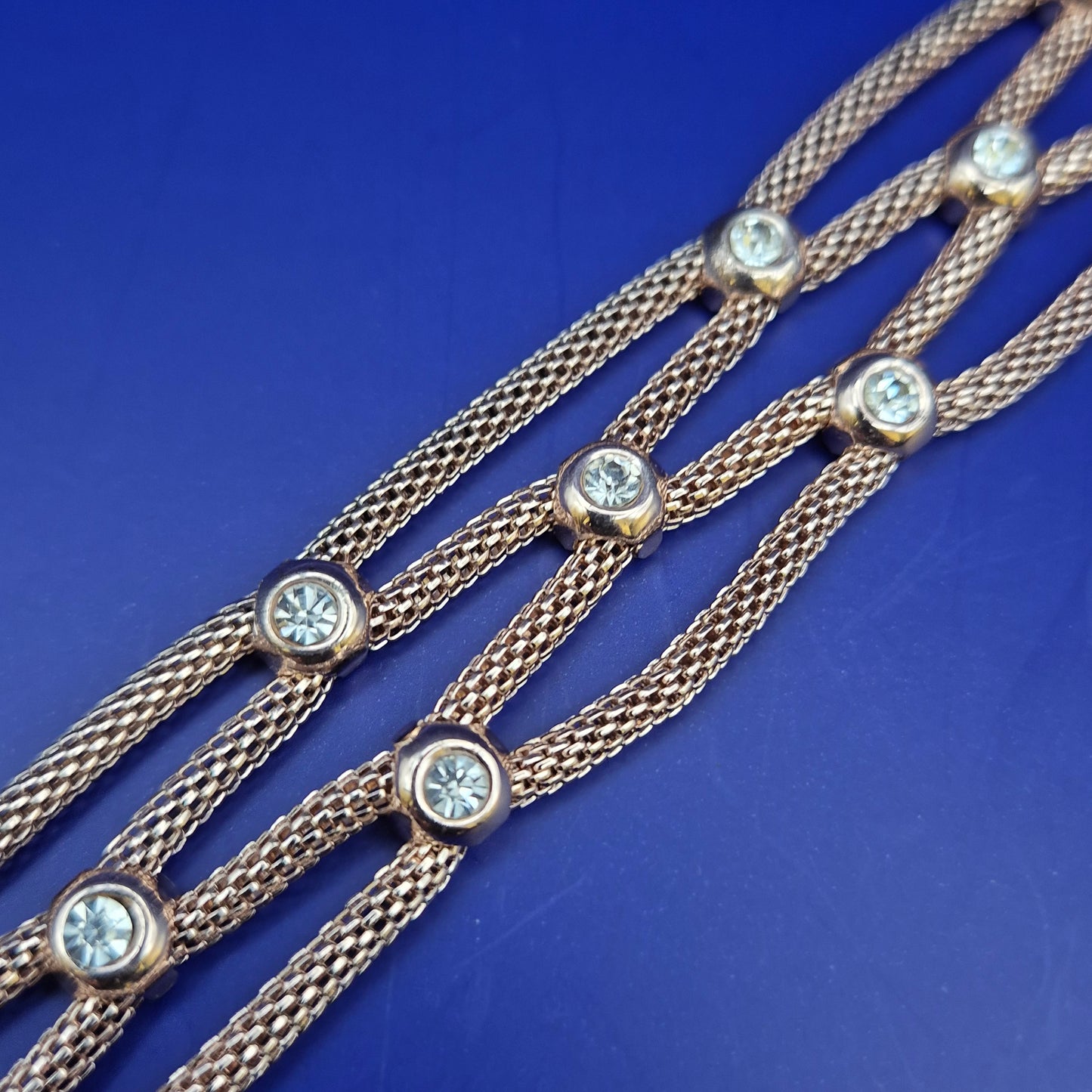 Elegantes Glieder Armband in Roségold-Optik mit funkelnden Steinen
