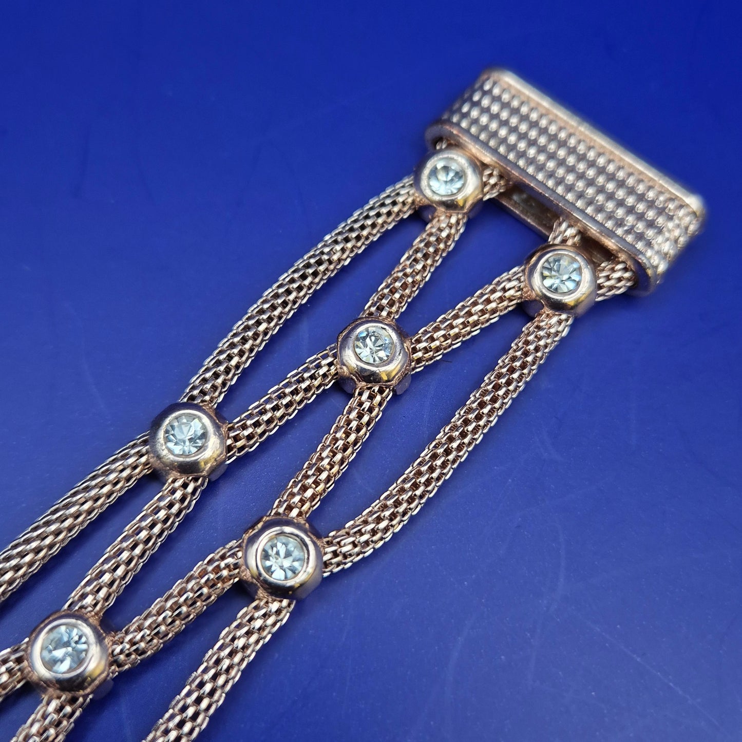 Elegantes Glieder Armband in Roségold-Optik mit funkelnden Steinen
