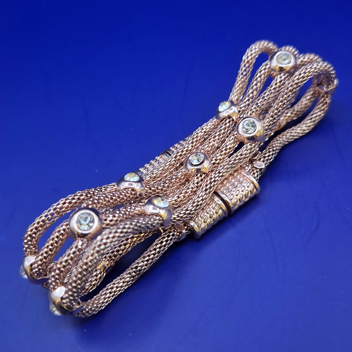 Elegantes Glieder Armband in Roségold-Optik mit funkelnden Steinen