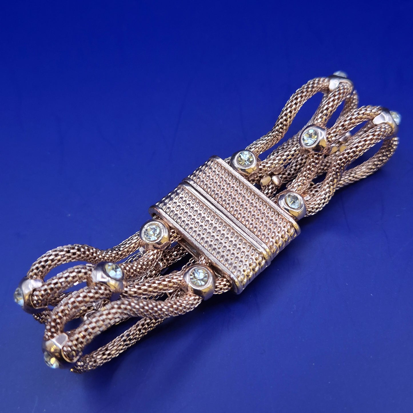 Elegantes Glieder Armband in Roségold-Optik mit funkelnden Steinen
