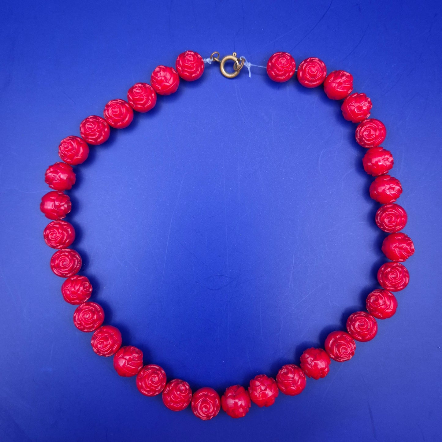 Elegante Vintage Rosen Halskette – Rote Schnitzperlen im floralen Design
