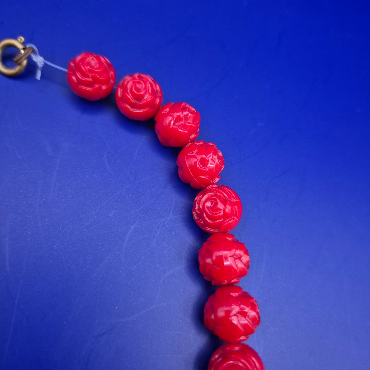 Elegante Vintage Rosen Halskette – Rote Schnitzperlen im floralen Design