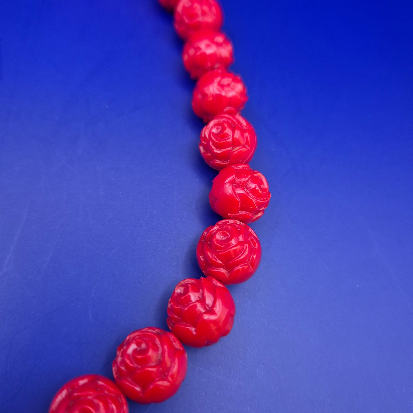 Elegante Vintage Rosen Halskette – Rote Schnitzperlen im floralen Design