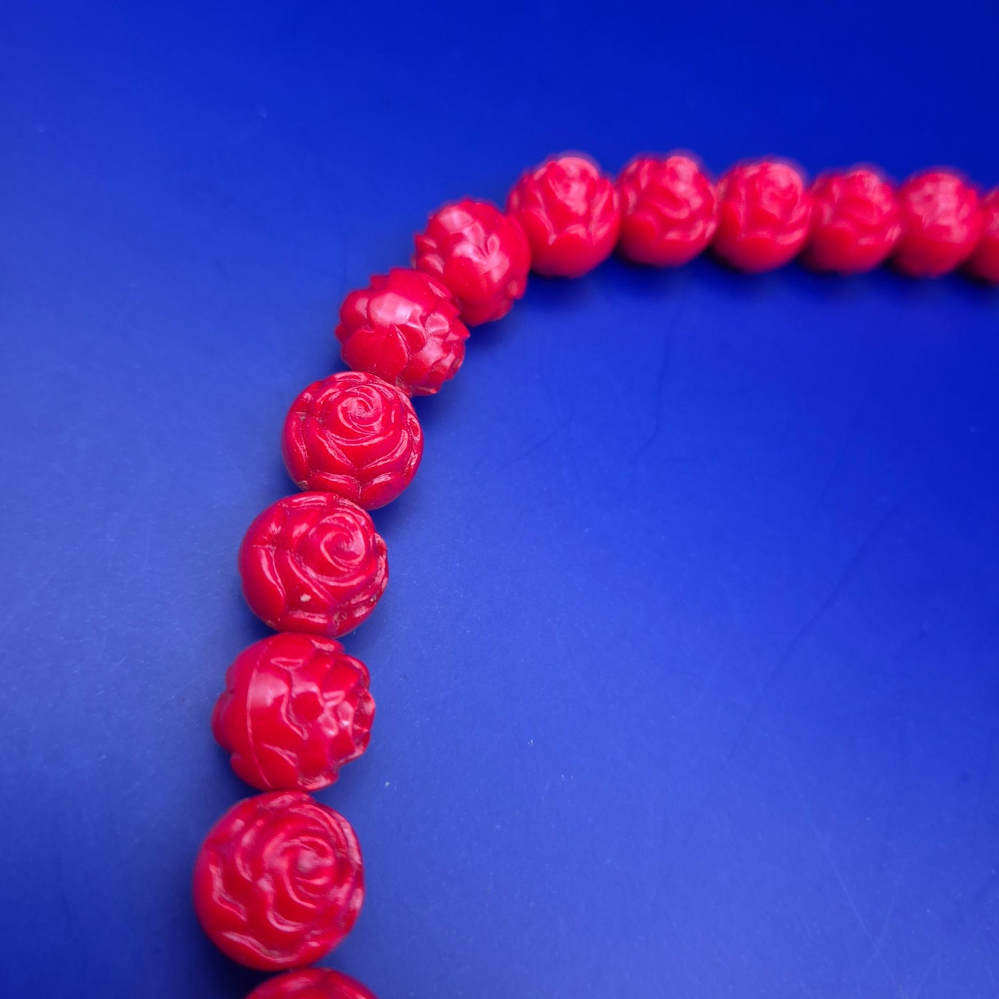 Elegante Vintage Rosen Halskette – Rote Schnitzperlen im floralen Design