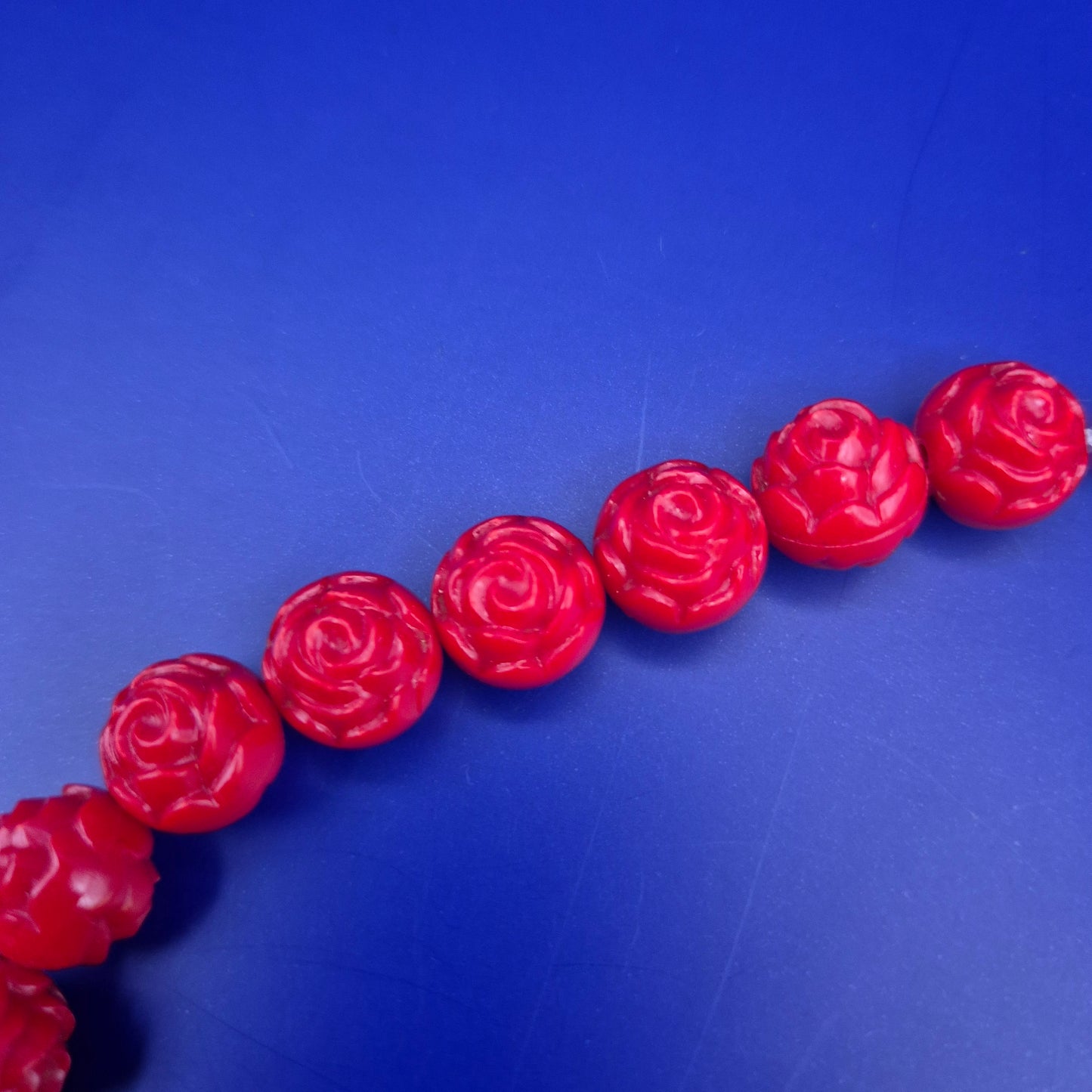 Elegante Vintage Rosen Halskette – Rote Schnitzperlen im floralen Design