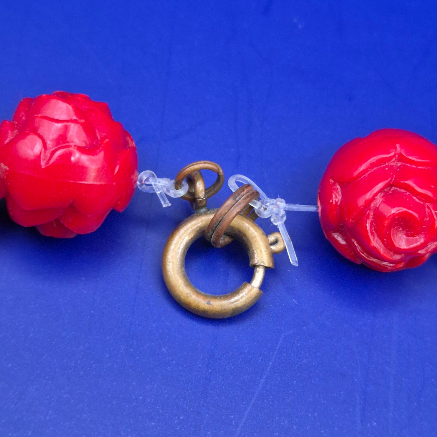 Elegante Vintage Rosen Halskette – Rote Schnitzperlen im floralen Design