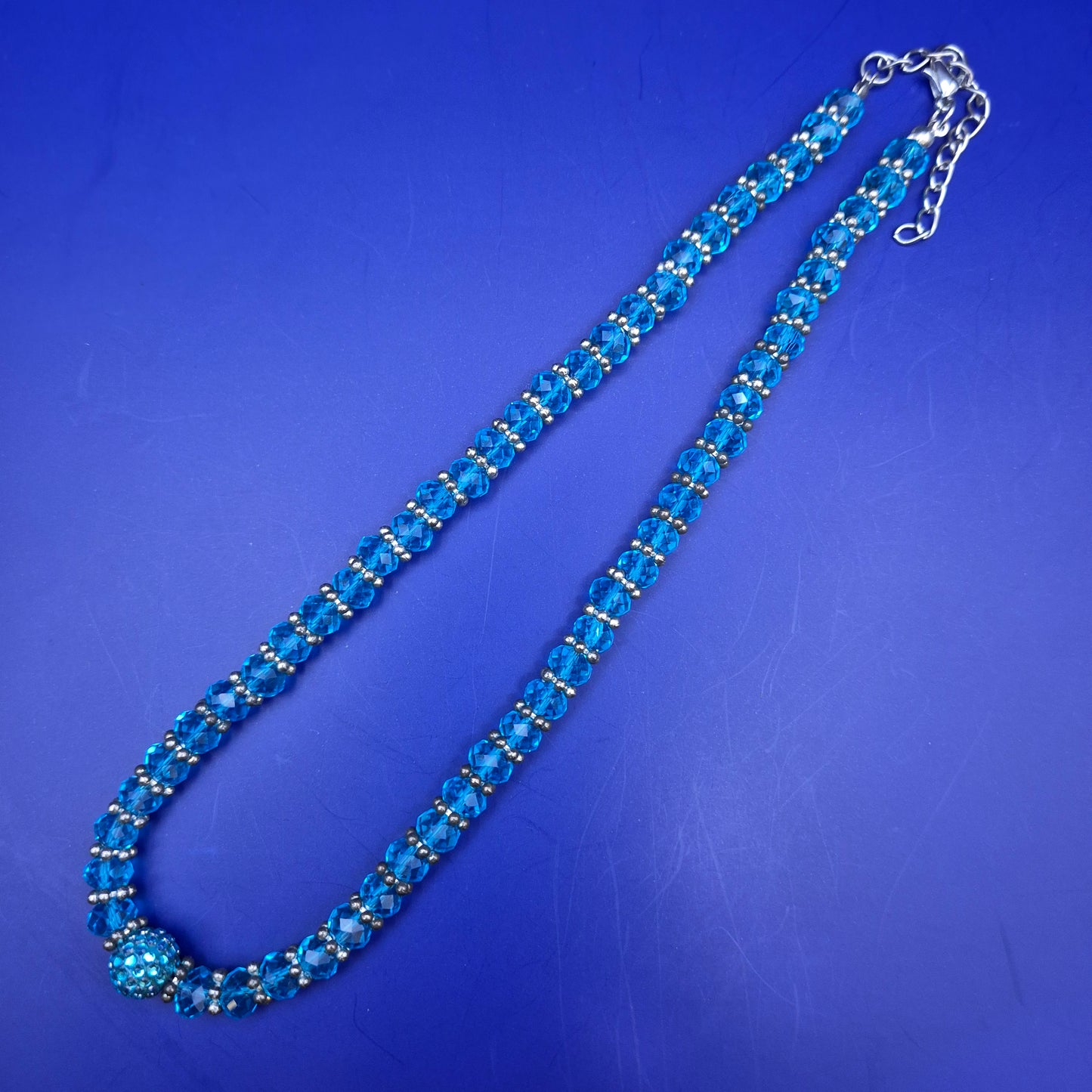 Elegante Damen Kette mit funkelnden blauen Kristallen – Stilvoller Look