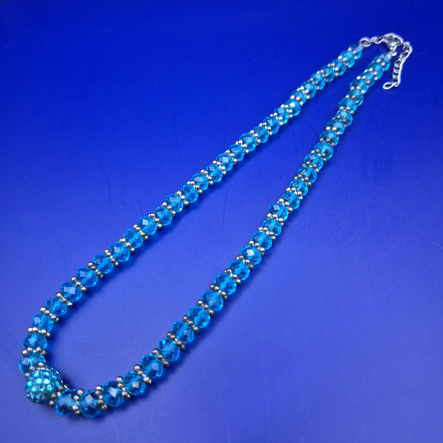 Elegante Damen Kette mit funkelnden blauen Kristallen – Stilvoller Look
