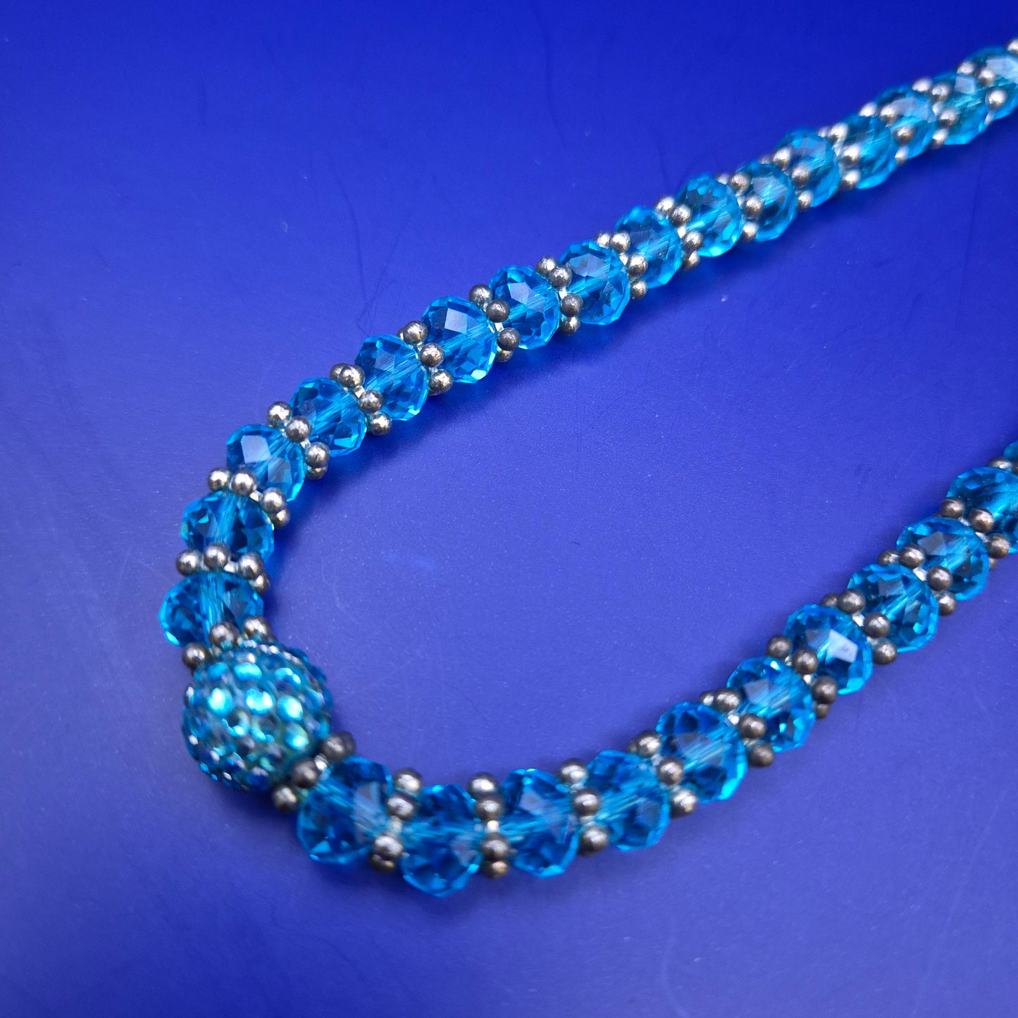 Elegante Damen Kette mit funkelnden blauen Kristallen – Stilvoller Look