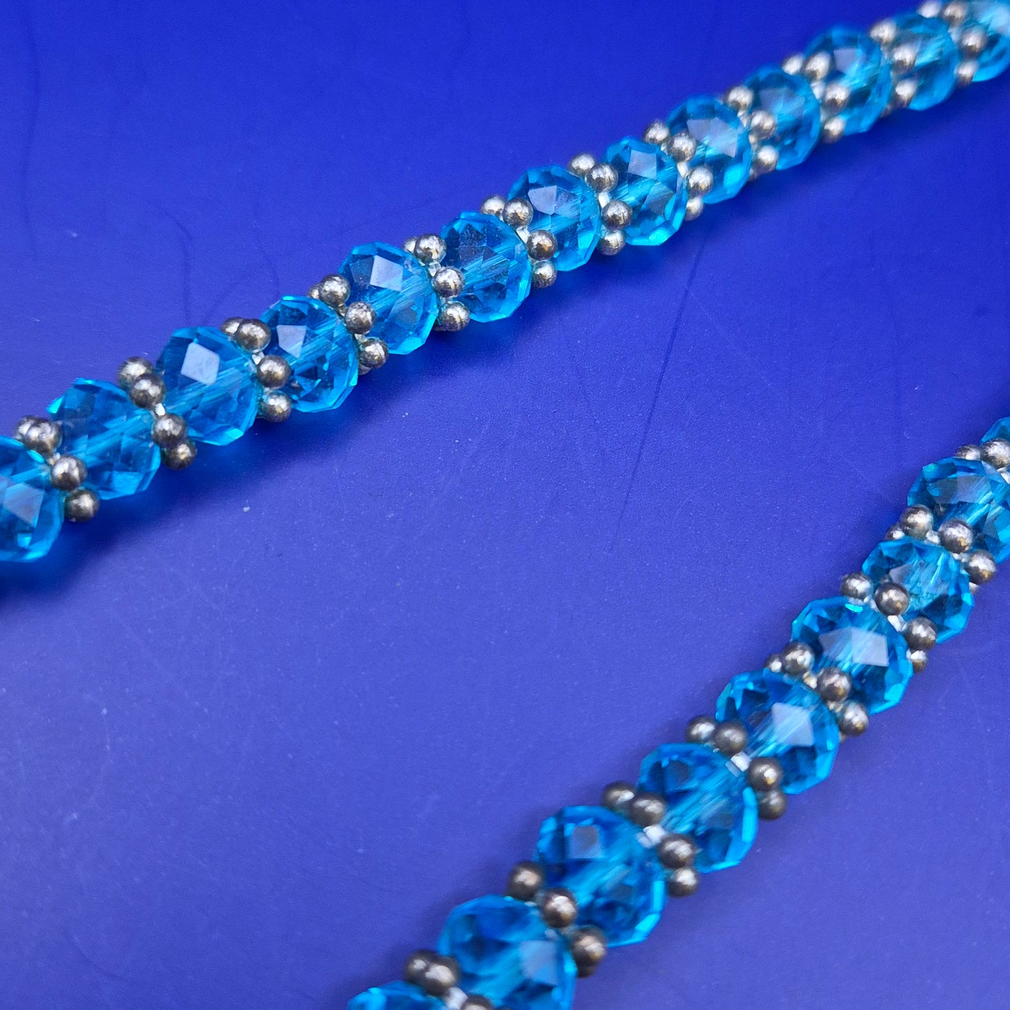 Elegante Damen Kette mit funkelnden blauen Kristallen – Stilvoller Look